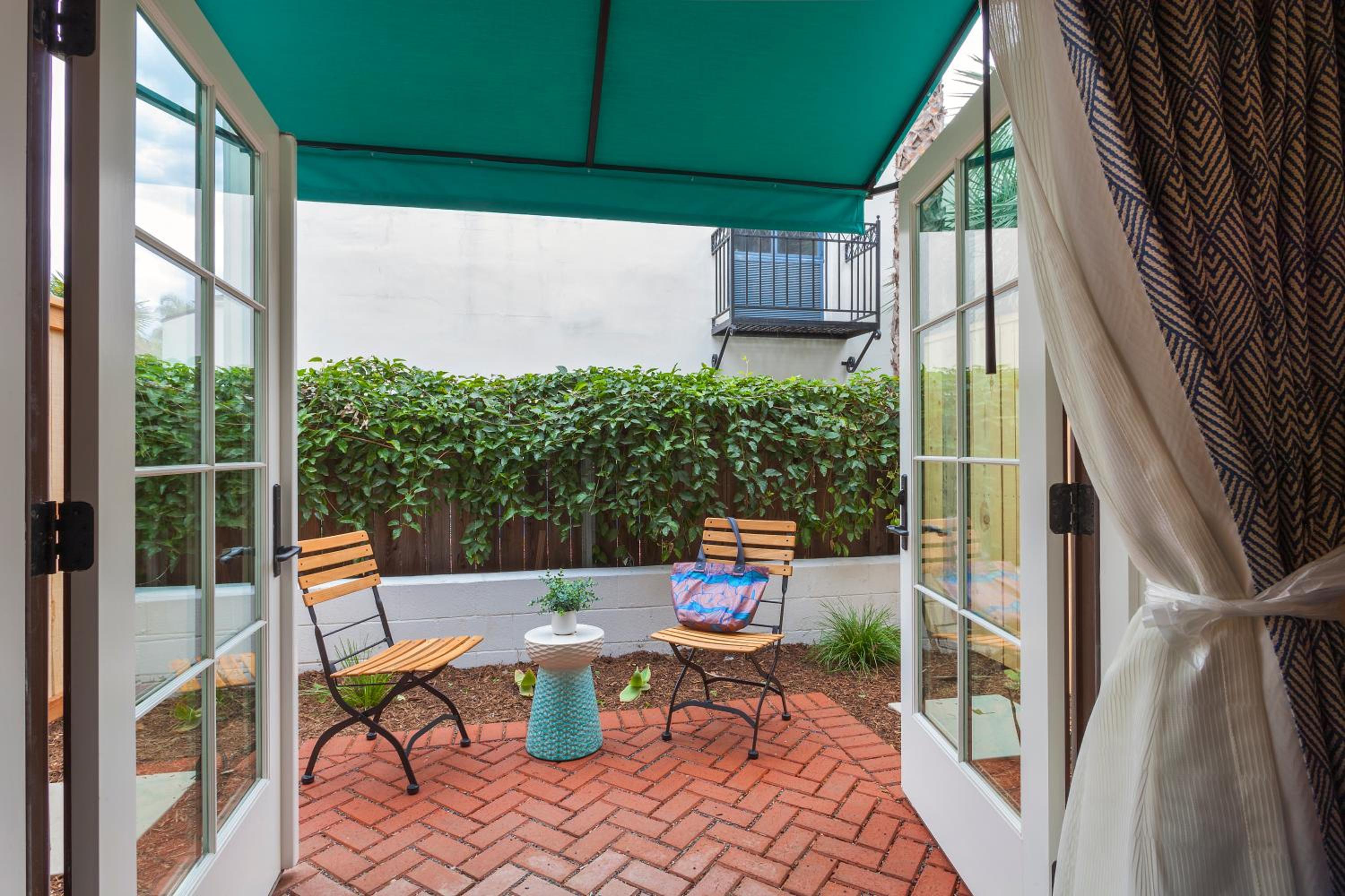 Room with 2 Double Beds, Roll-in Shower, Patio - Accessible  - Photo 2