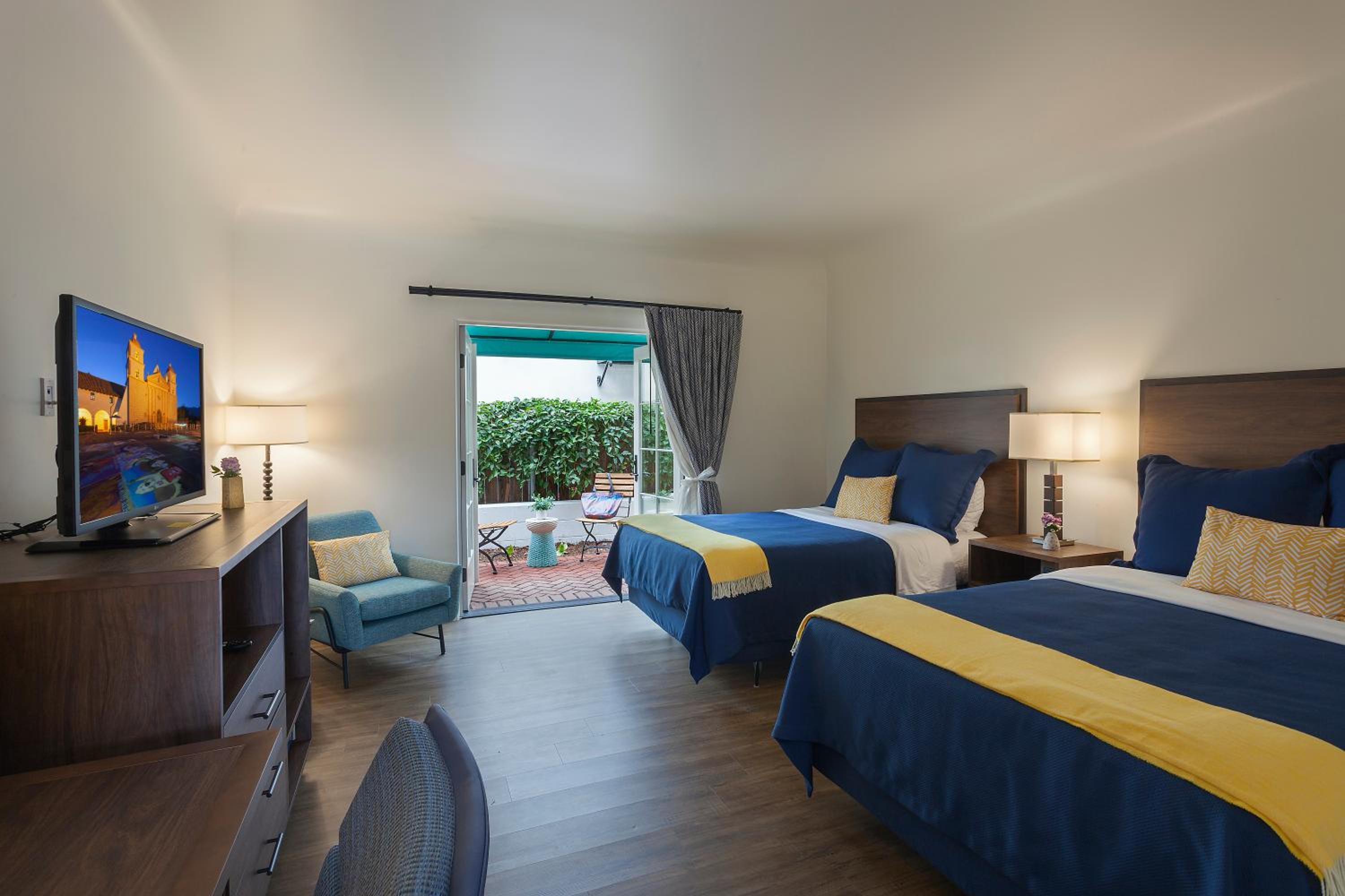 Room with 2 Double Beds, Roll-in Shower, Patio - Accessible  - Photo 1