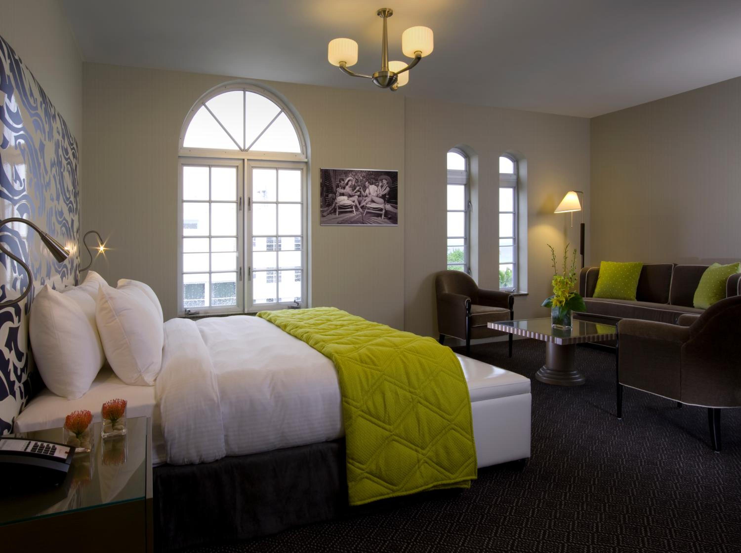 Junior Suite One King Bed with Sofa Bed - Photo 3