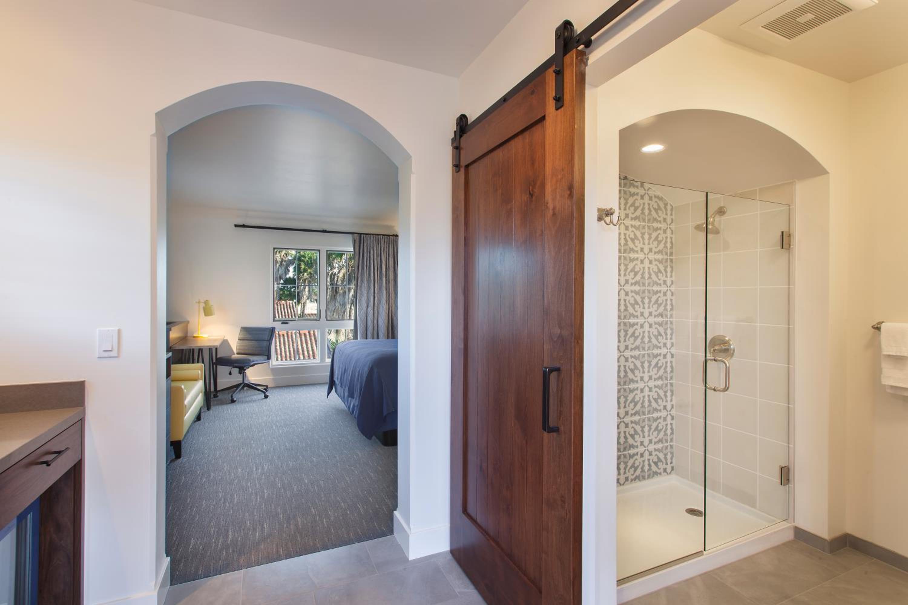Deluxe Room with 1 King bed - Photo 4
