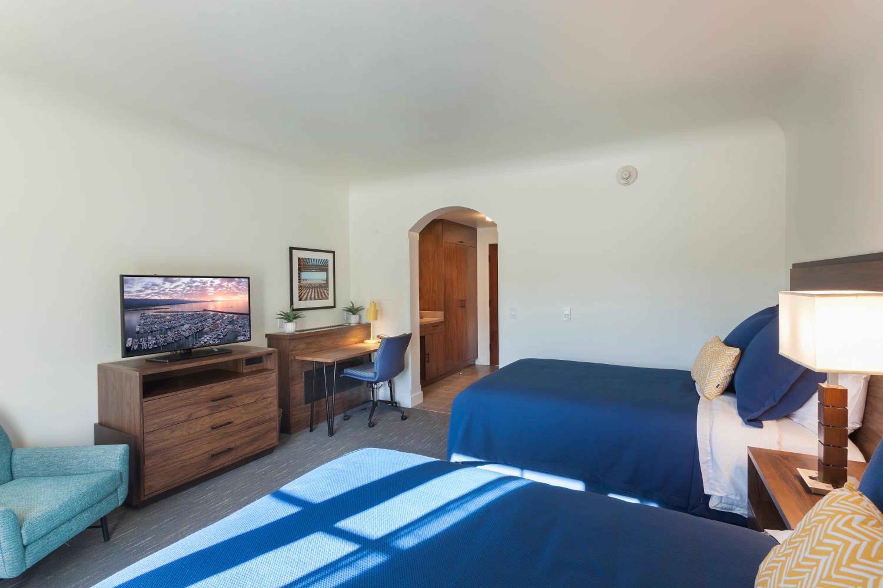 Standard Room with 2 Double Beds - Photo 2
