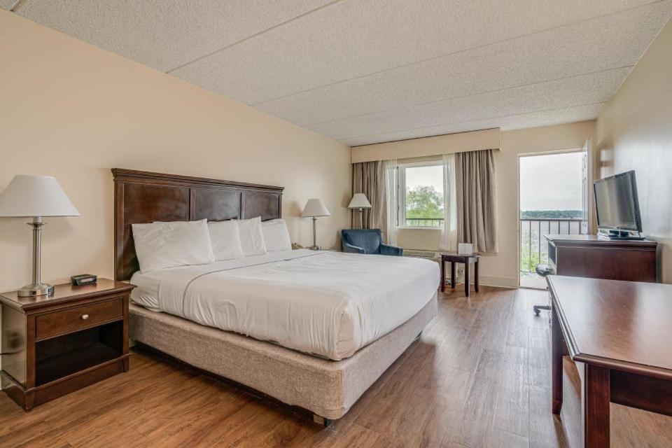 King Room - River View with Spa Bath