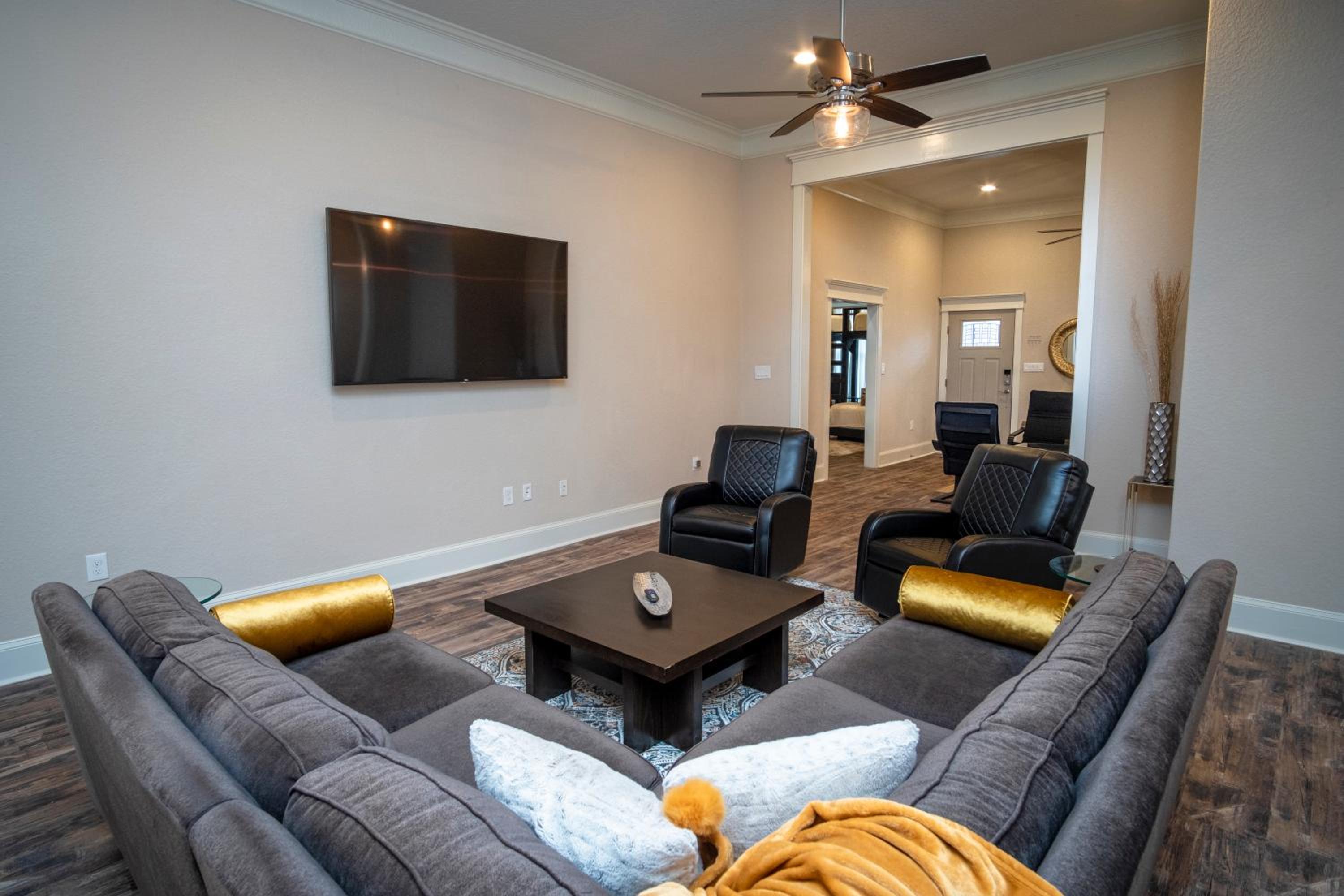 Five-Bedroom House - Photo 41