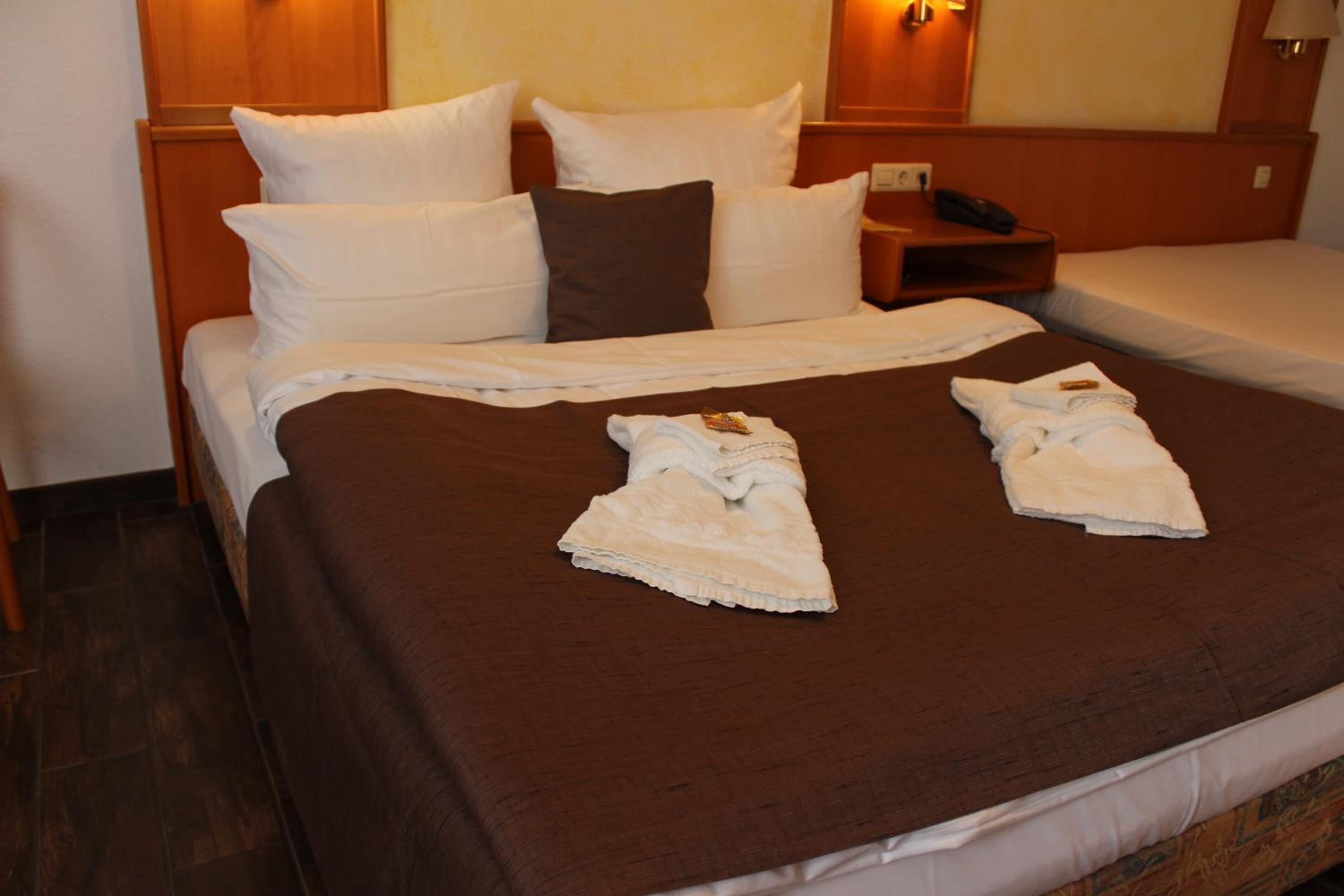 Queen Room with Two Queen Beds - Photo 4