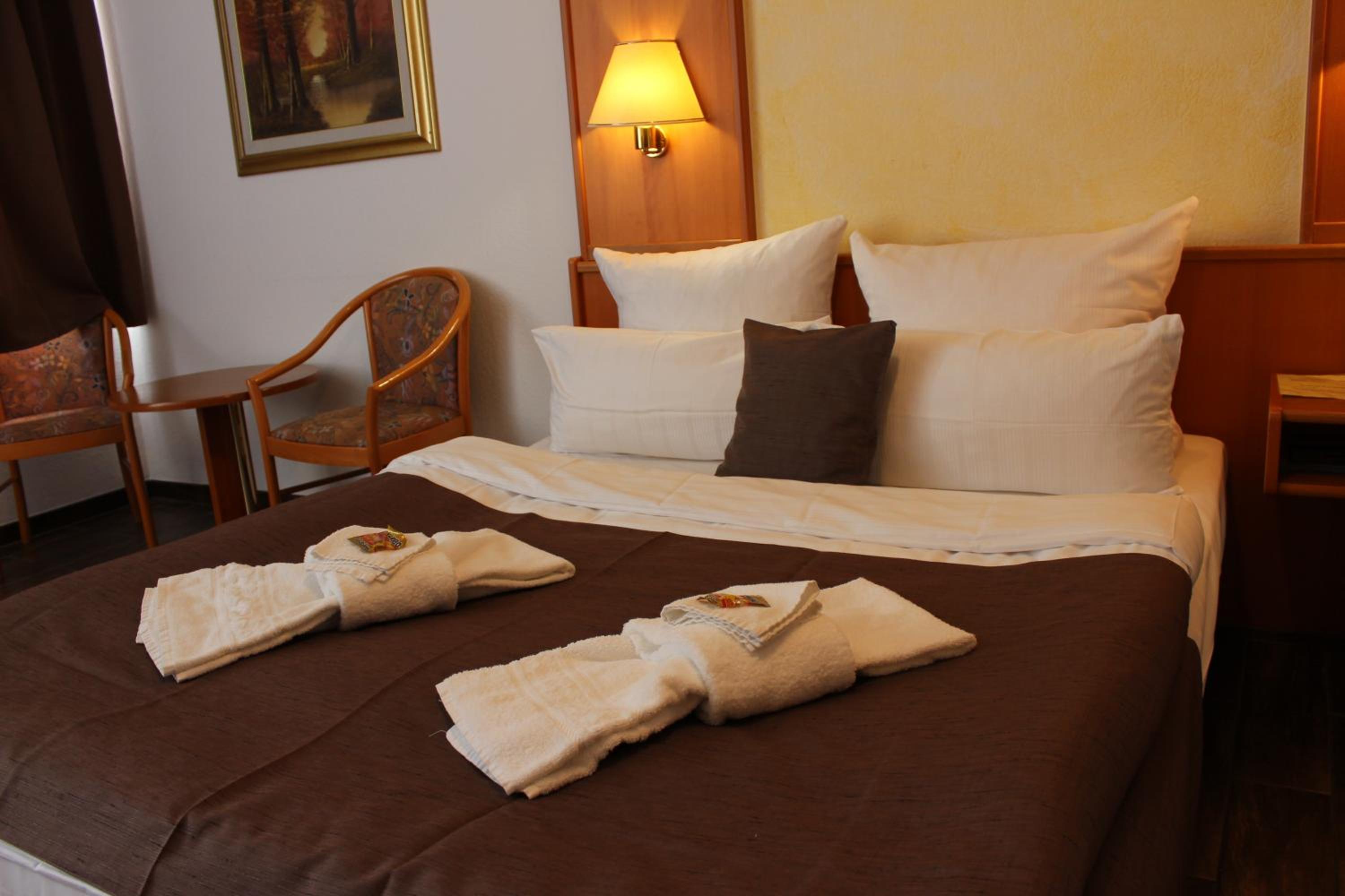 Queen Room with Two Queen Beds - Photo 3