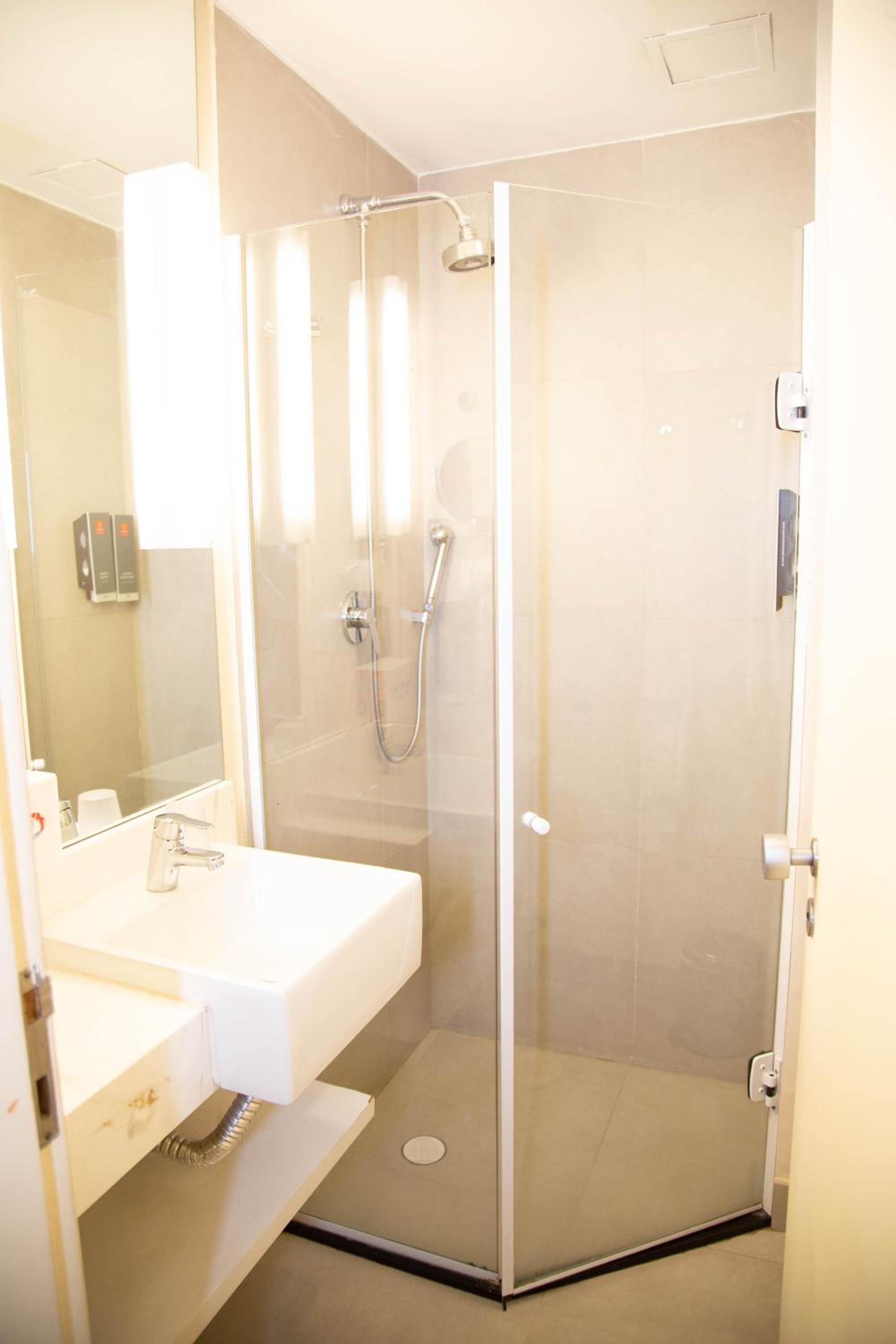 Two-Bedroom Apartment with kitchen - Photo 4