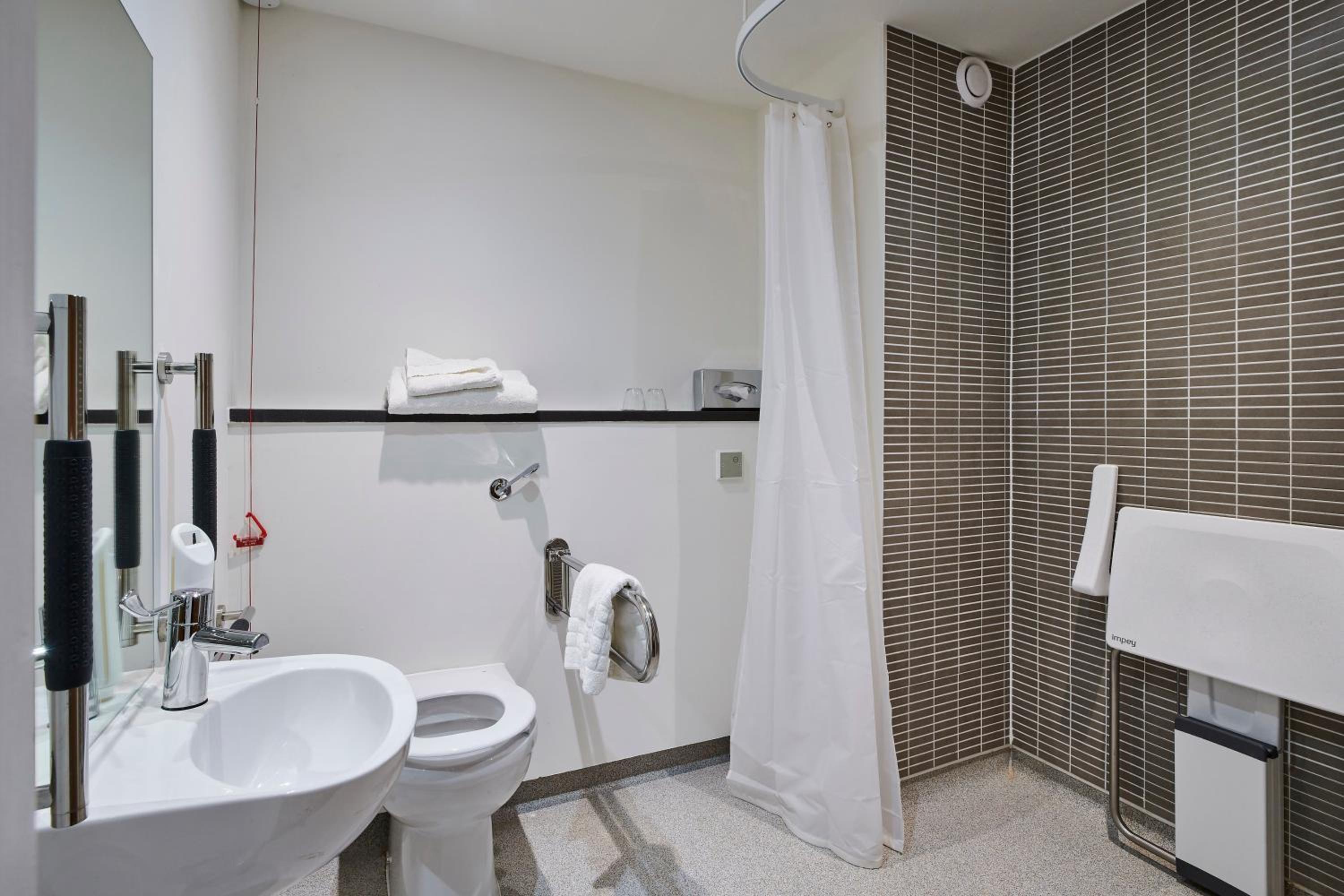 Standard Double Room - Disability Access photo 2