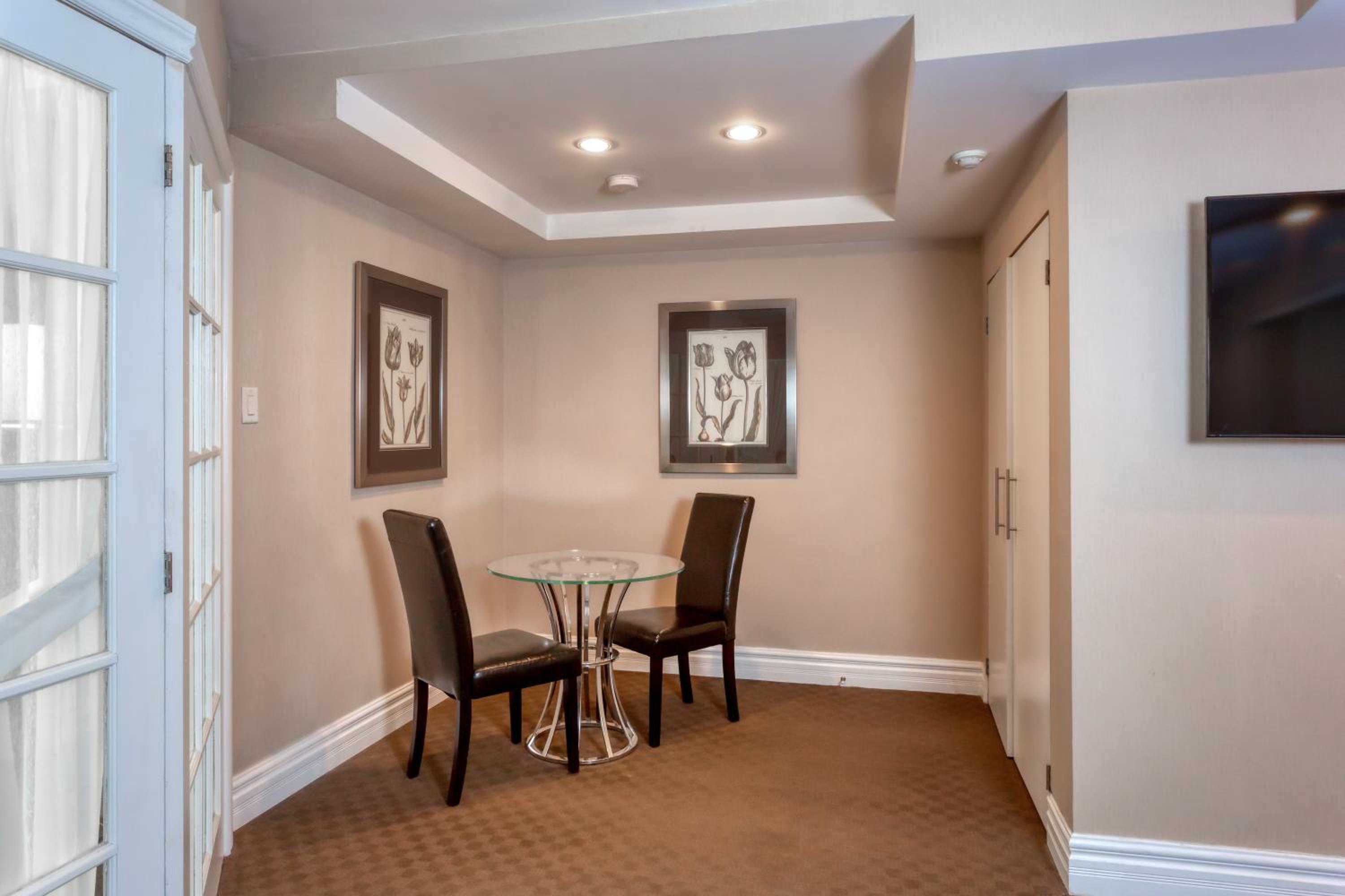 Executive Suite with 2 Double Beds - Photo 6