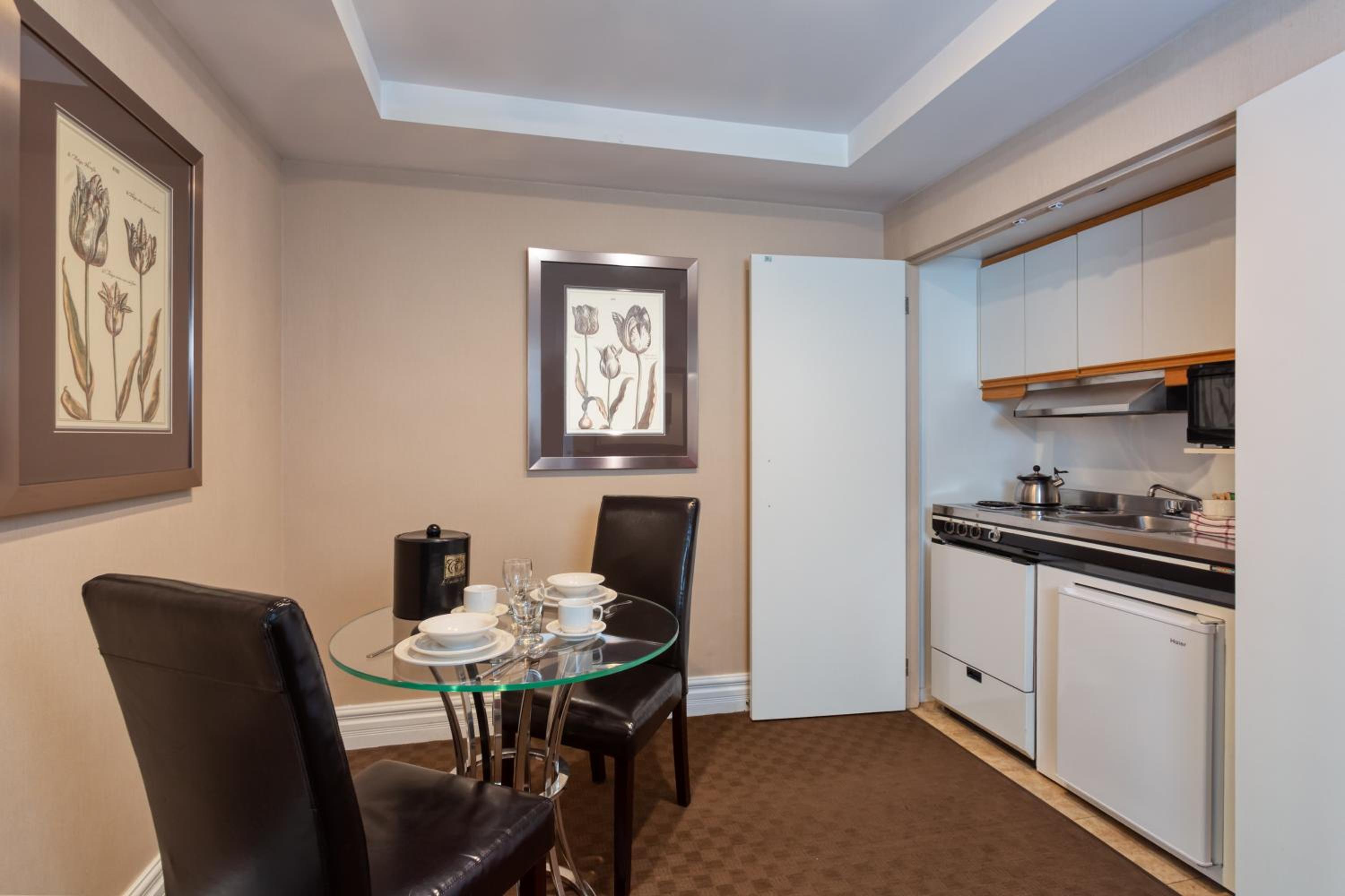 Executive Suite with 2 Double Beds - Photo 7