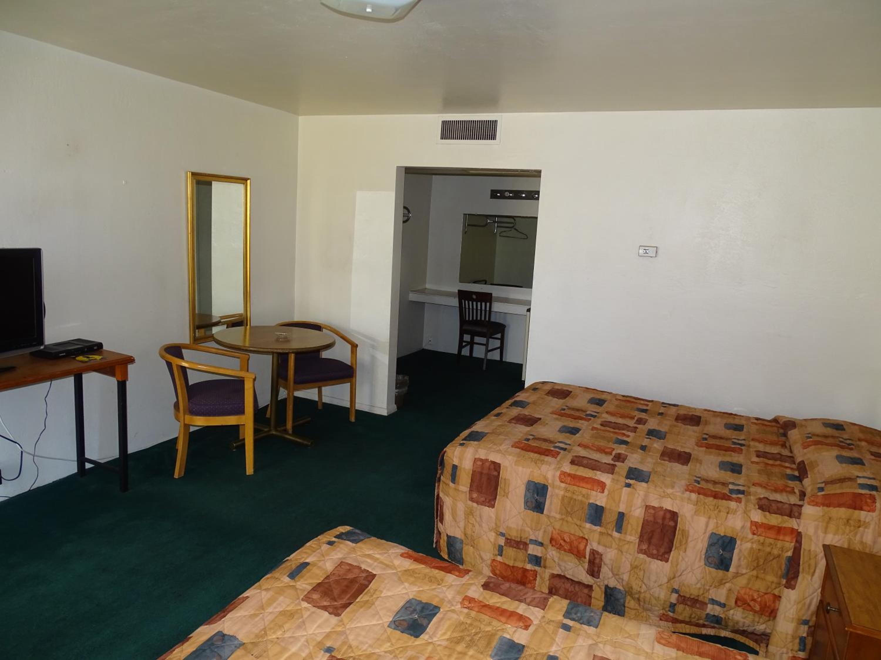 Queen Room with Two Queen Beds photo 3
