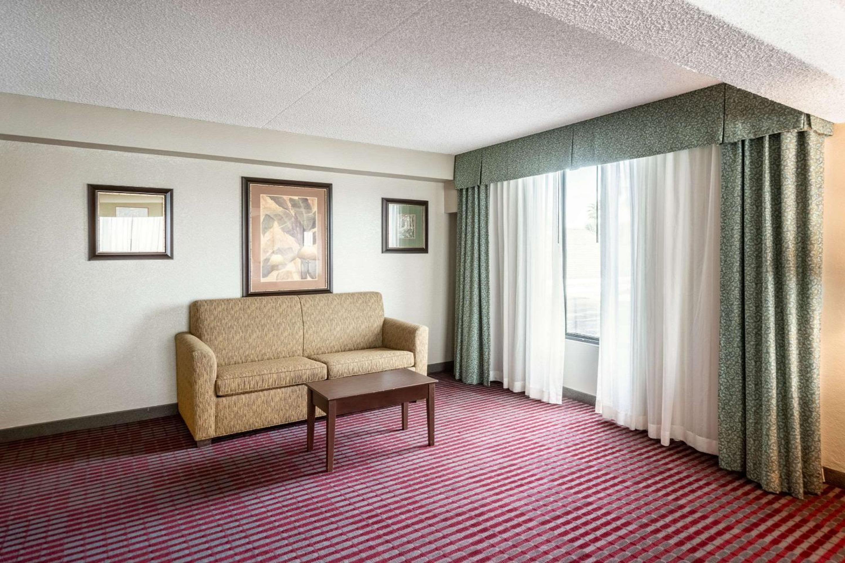 Standard King Room - Non-Smoking  - Photo 5