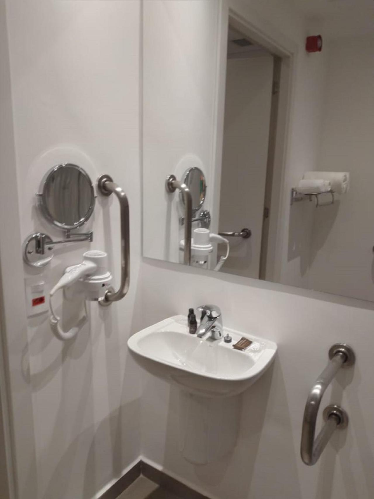 Quarto com Cama Casal - Acesso para Hóspedes com Mobilidade Reduzida - Não Fumantes - Photo 3