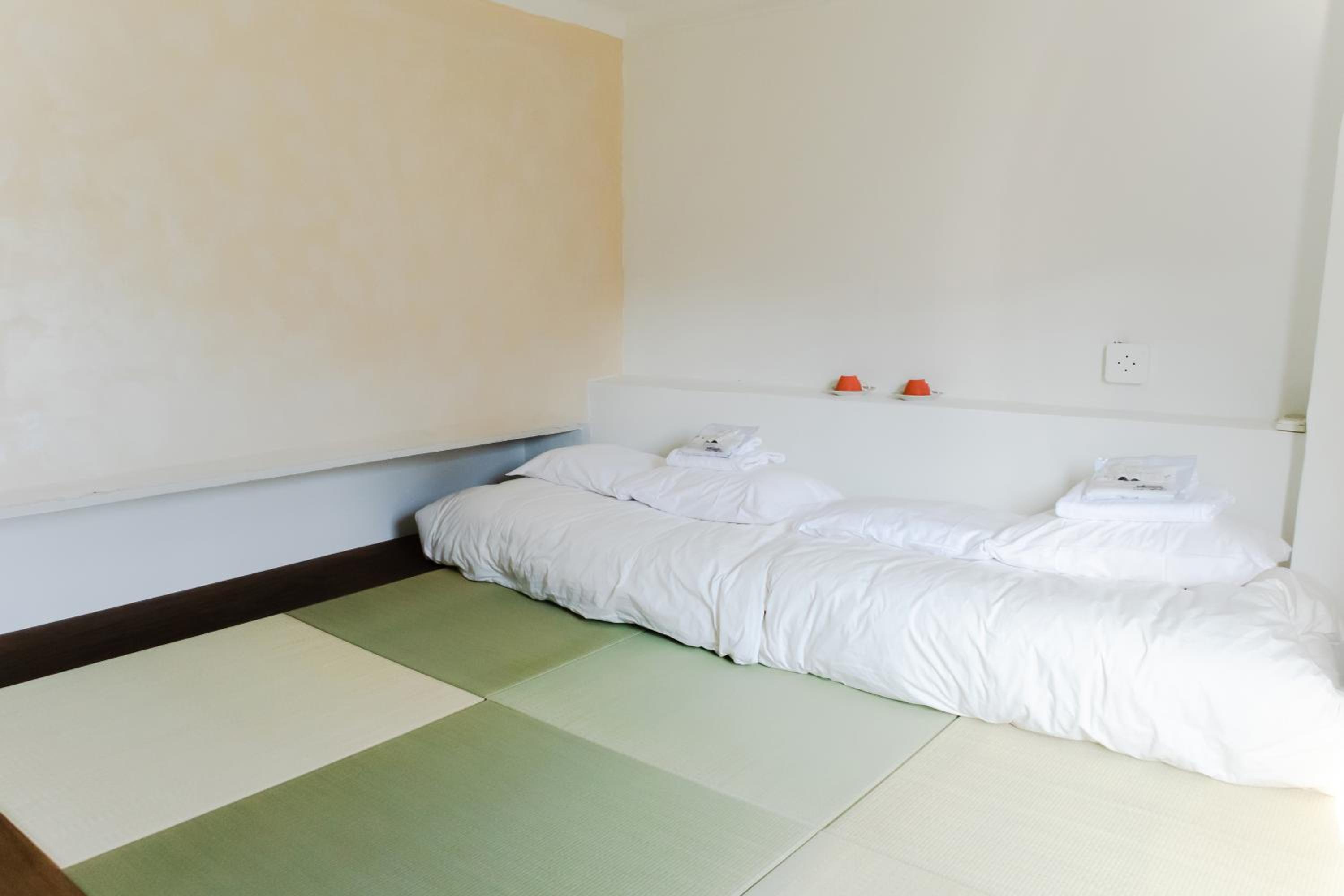 Standard Twin Room with Sofa - Photo 11