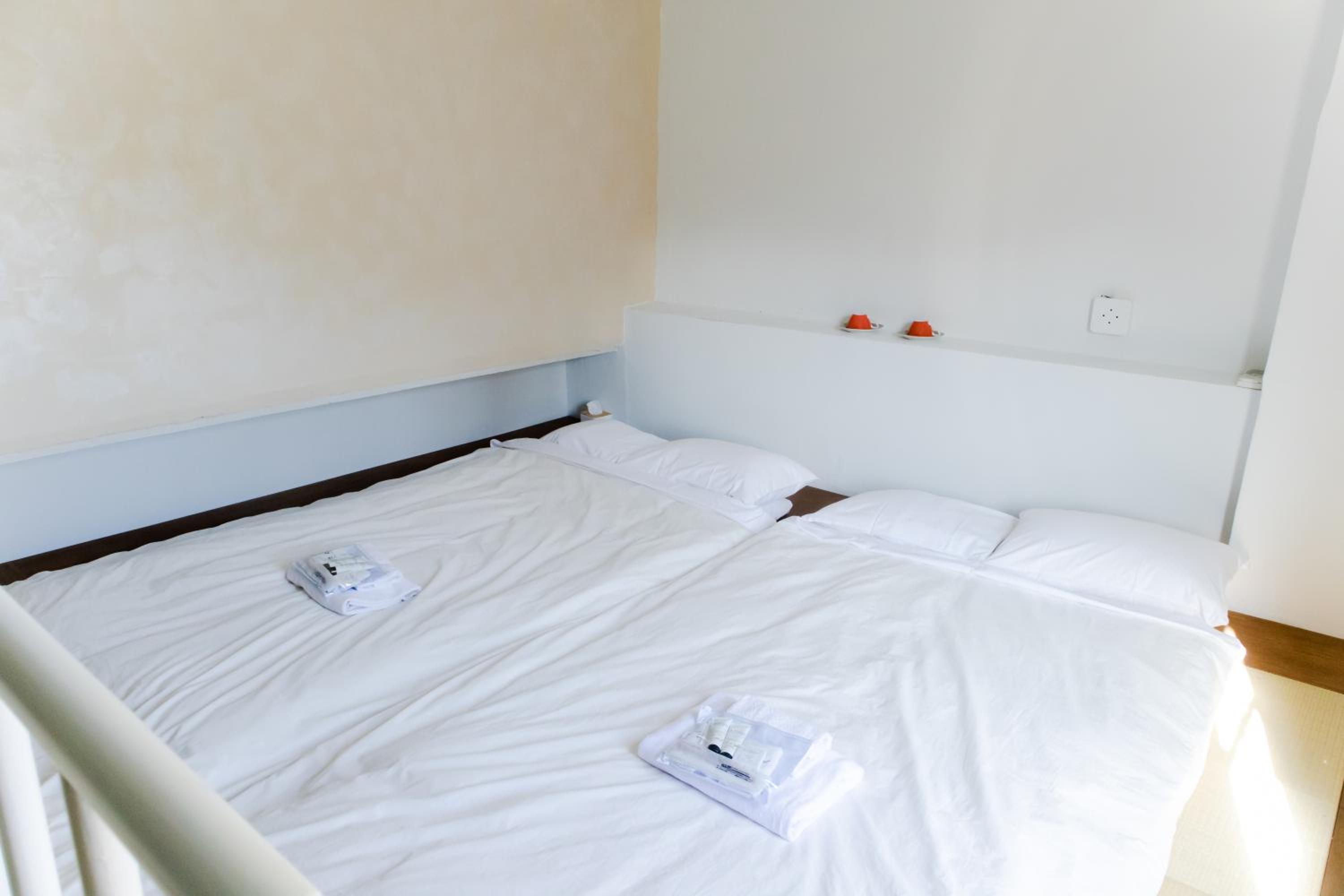 Standard Twin Room with Sofa - Photo 10