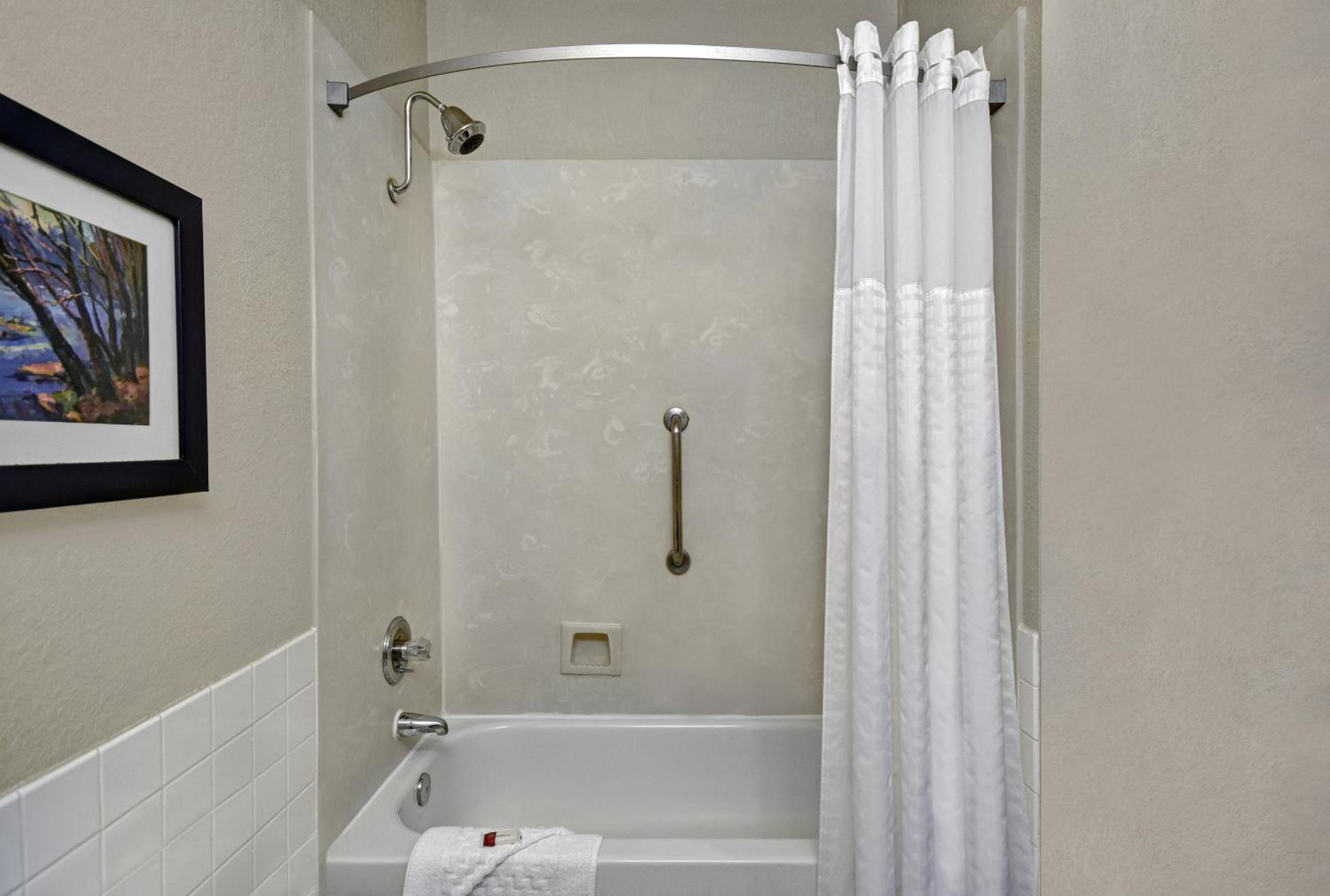 Queen Room with Two Queen Beds - Non-Smoking - Photo 8