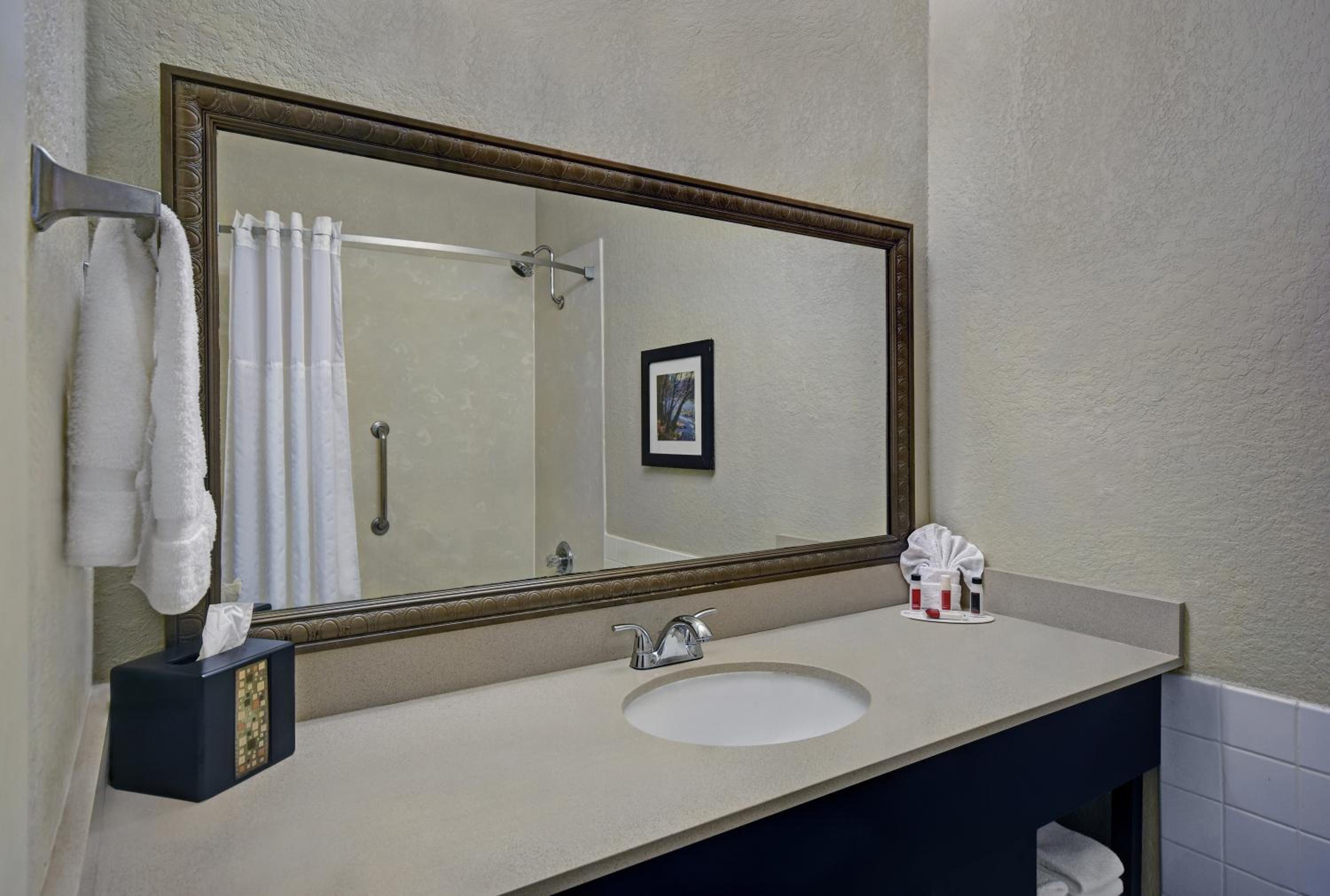 King Room - Disability Access - Non-Smoking - Photo 12
