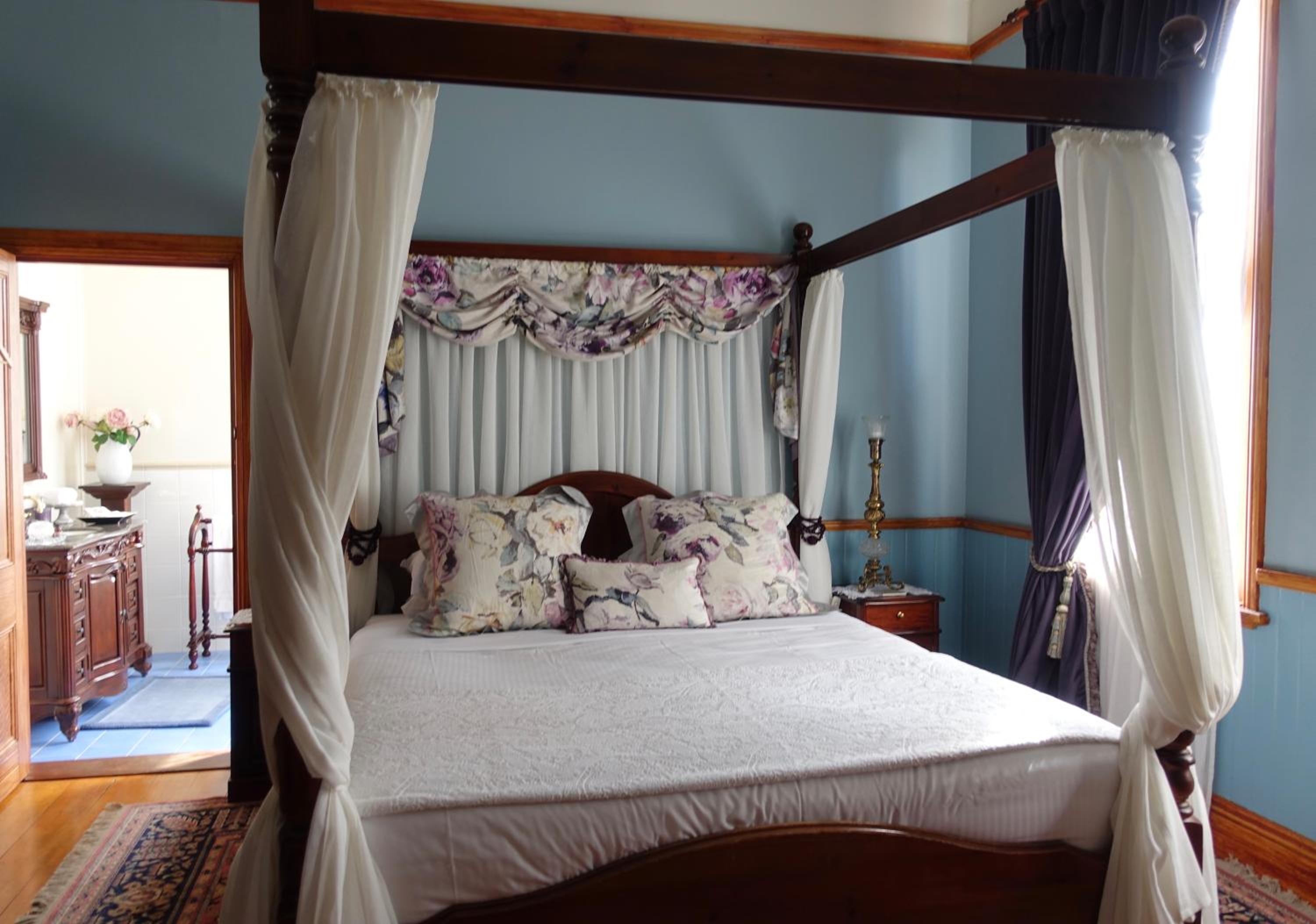 Deluxe King Room with Spa Bath photo 1