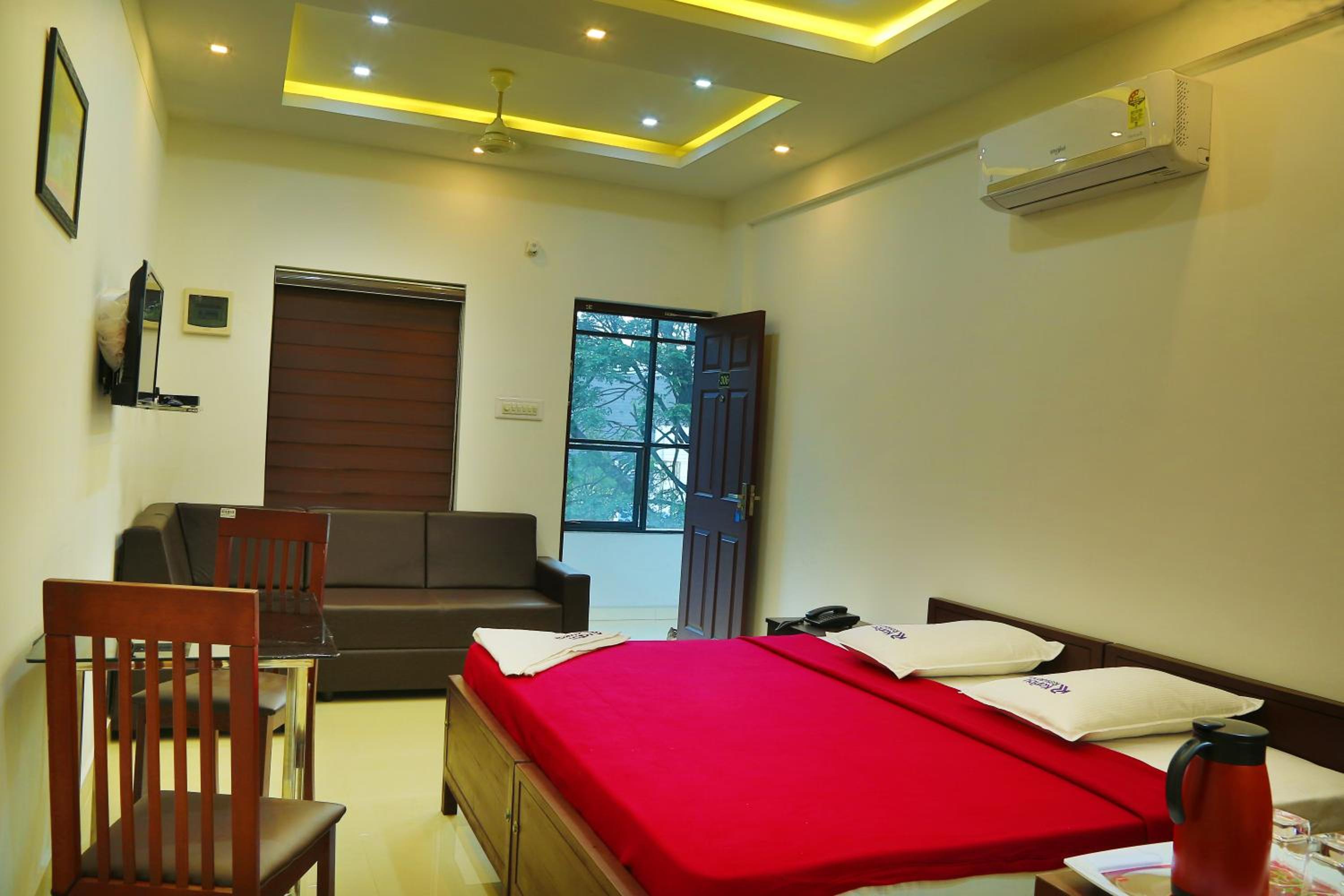 Deluxe Room - Photo 3