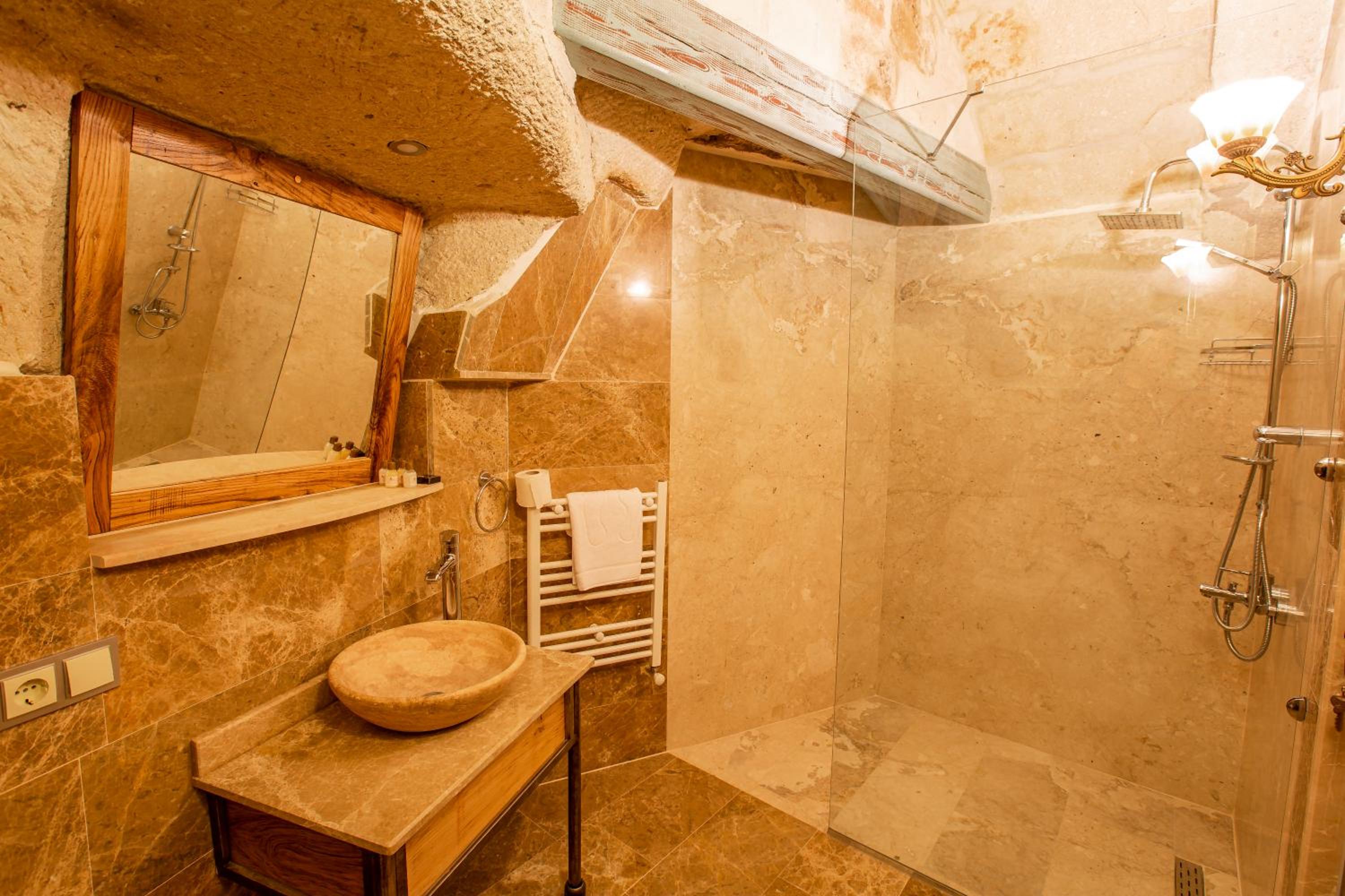 Standard Double Room - Photo 16