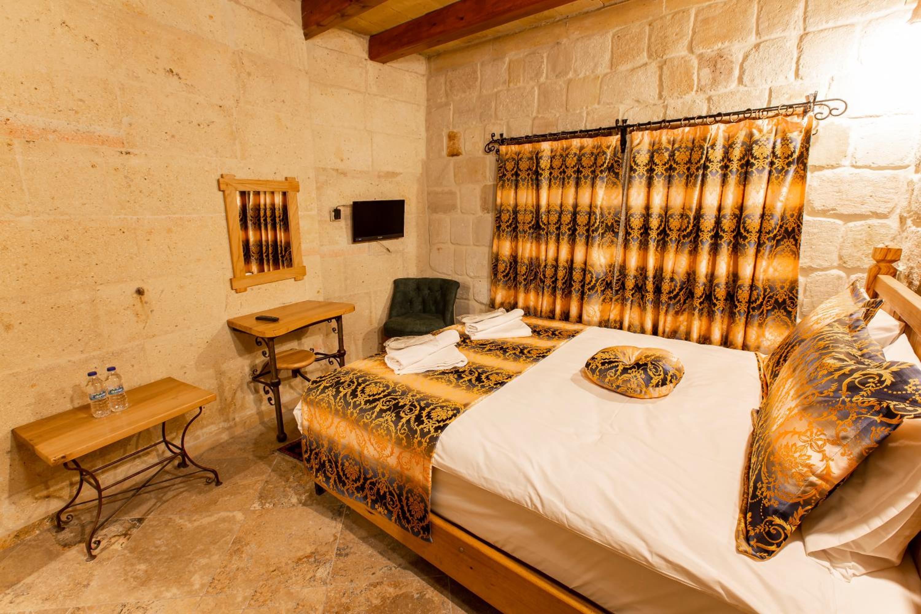 Standard Double Room - Photo 13