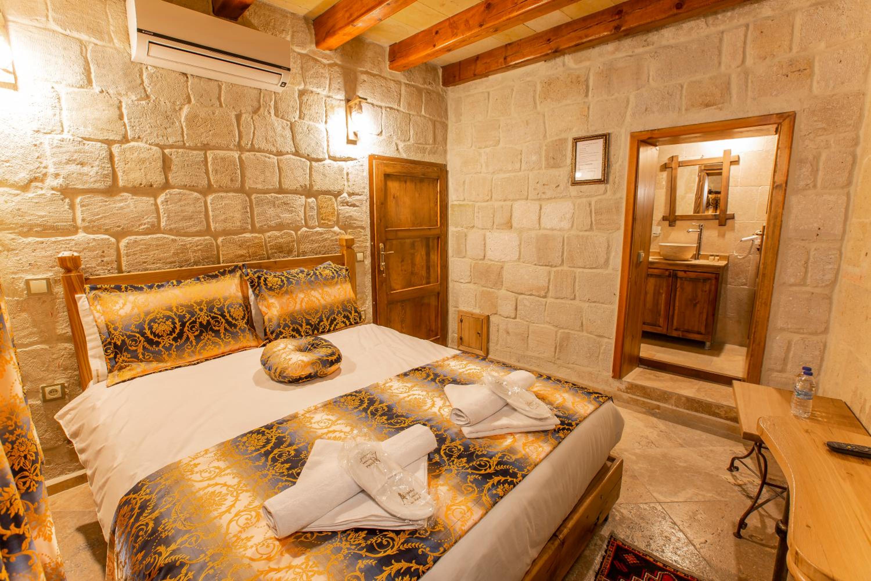 Standard Double Room - Photo 12