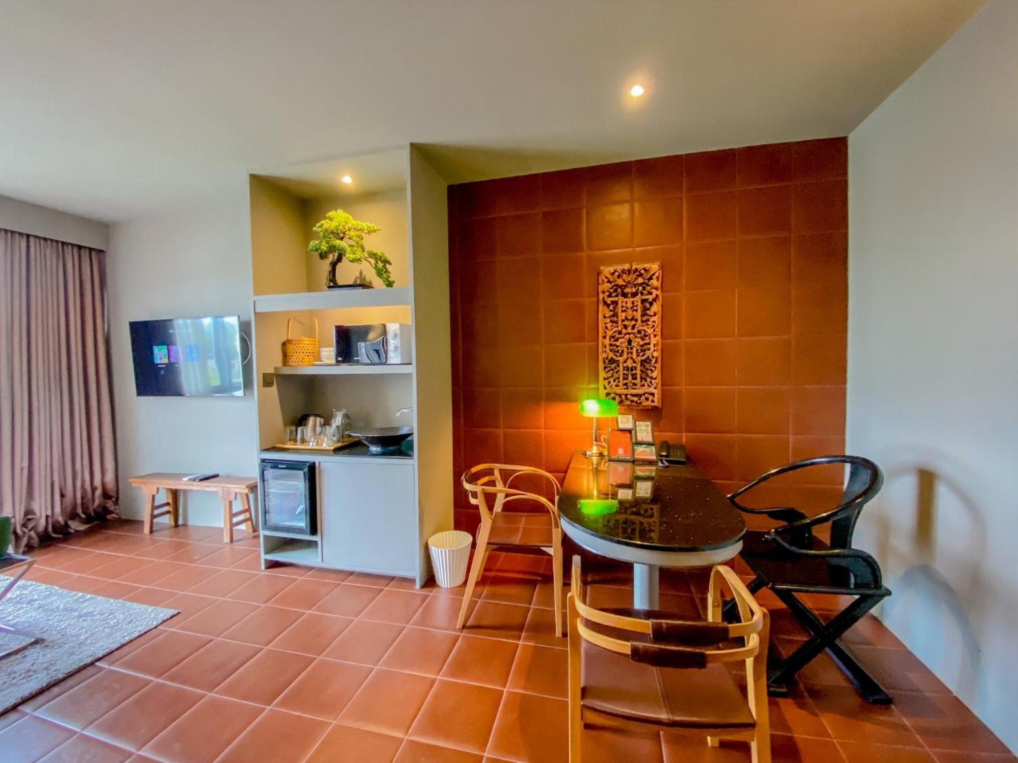 Executive Suite - Photo 10