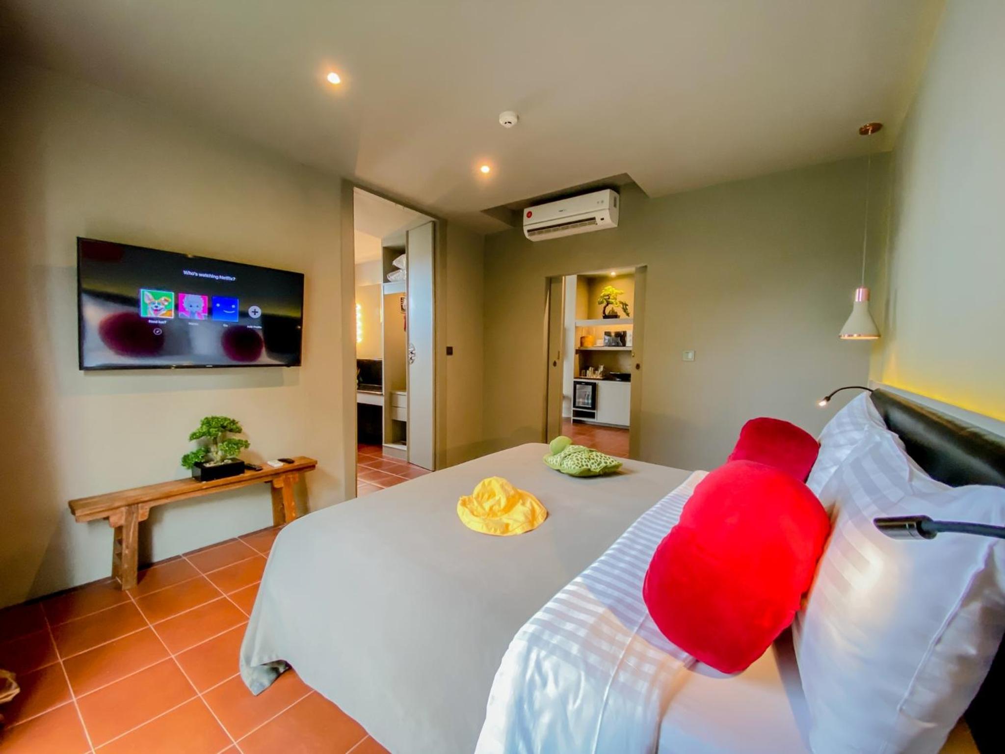 Executive Suite - Photo 9