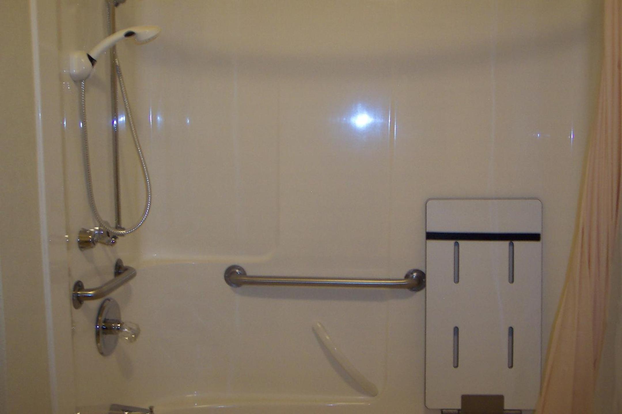 1 Queen Bed, Mobility Accessible Room, w/Grab Bars, Non-Smoking photo 3