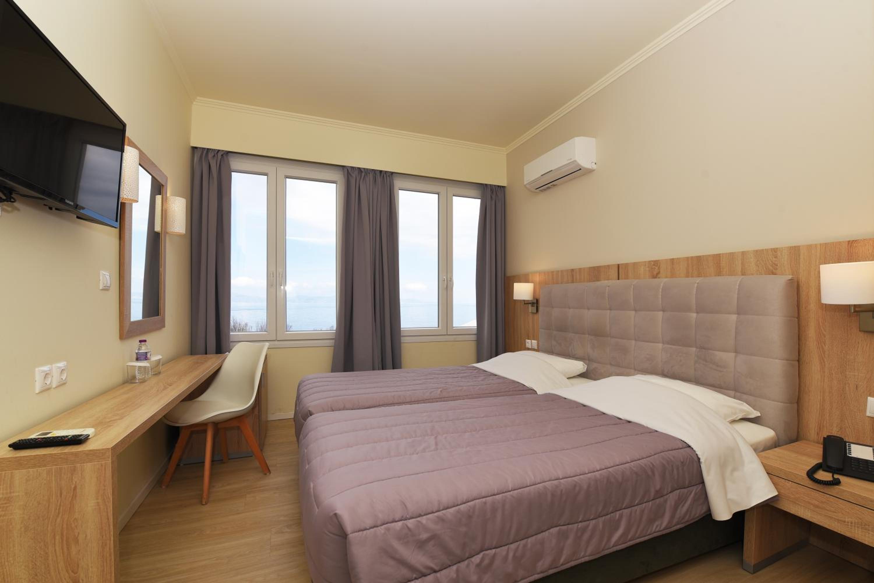 Double or Twin Room with Sea View photo 3