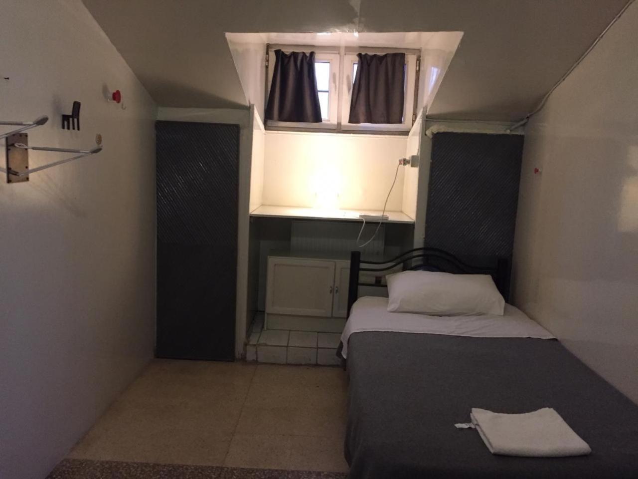 Single Room with Shared Shower and Toilet photo 2