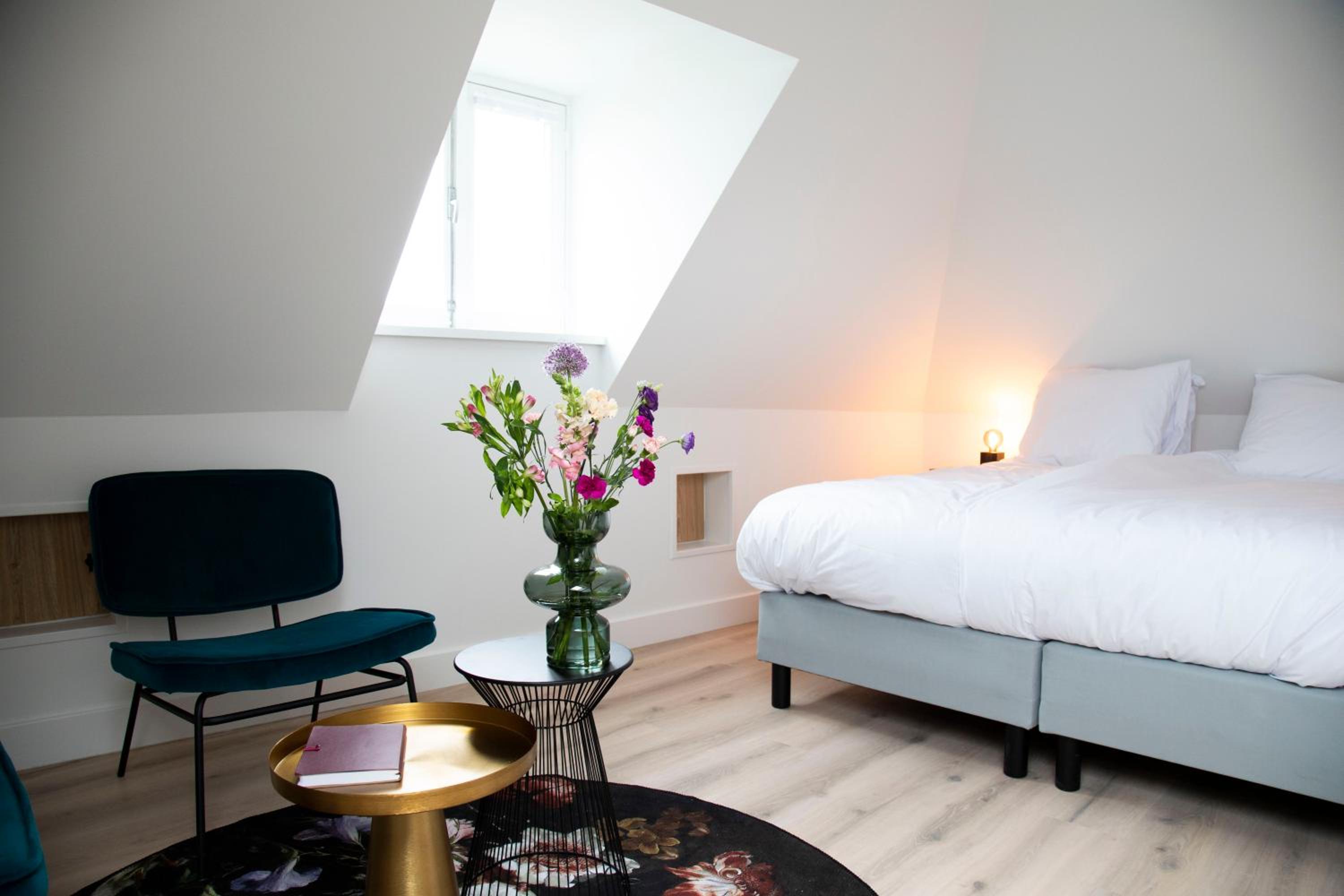 Double or Twin Room with City View - Photo 4