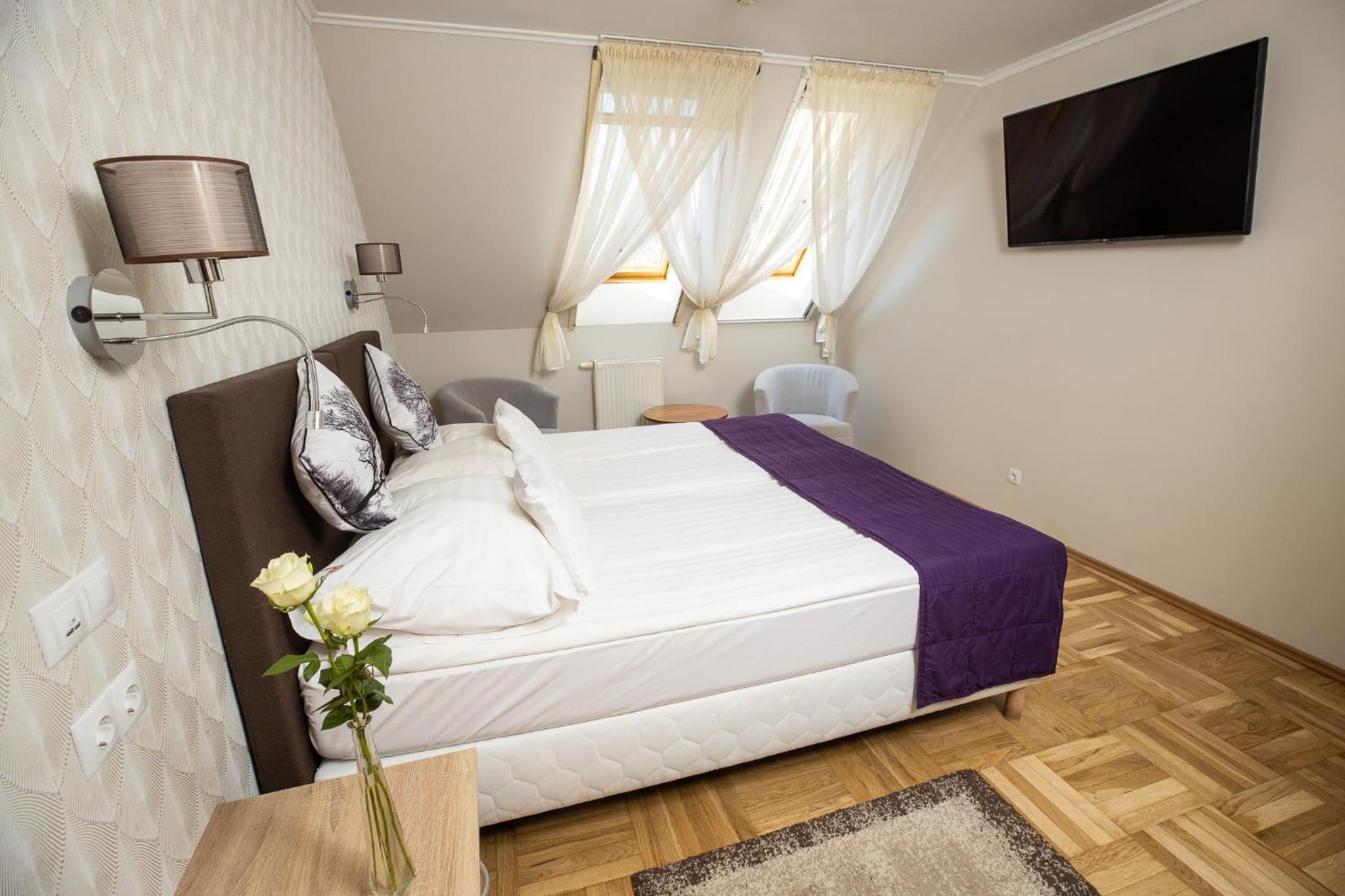 Double or Twin Room - Photo 8