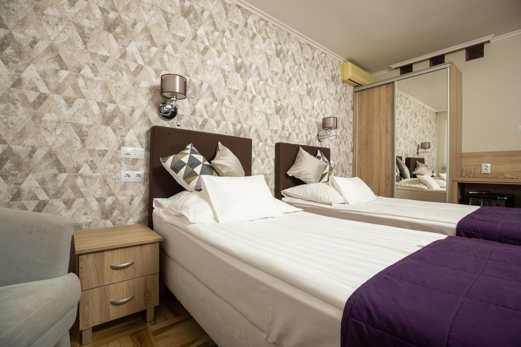 Double or Twin Room - Photo 6