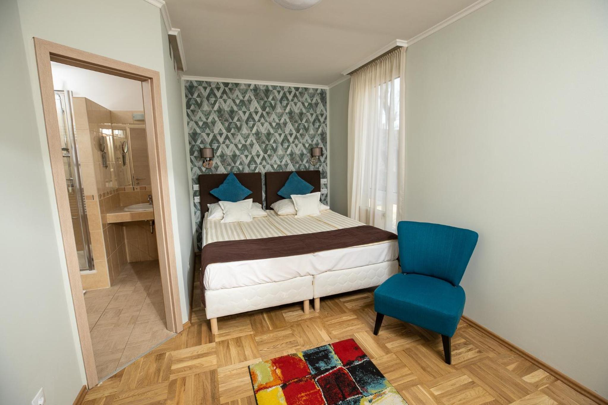 Double or Twin Room - Photo 9