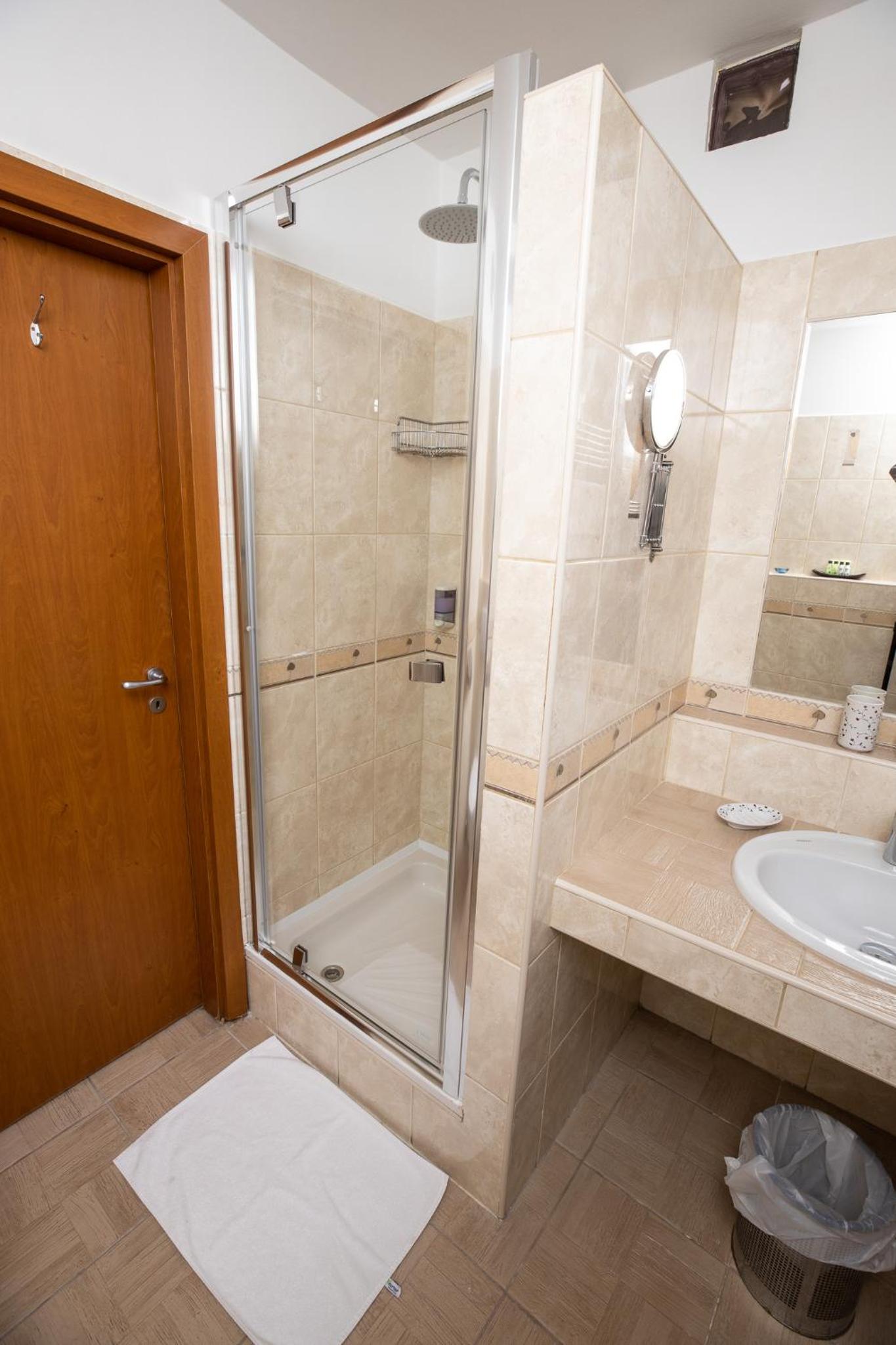 Suite - Photo 3
