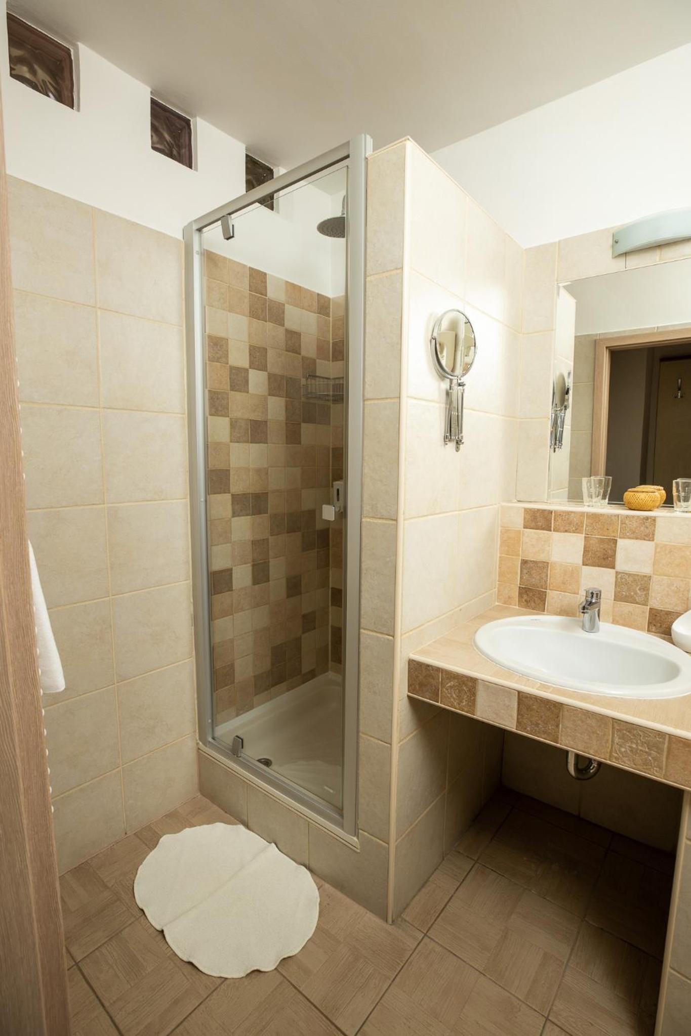 Double or Twin Room - Photo 13