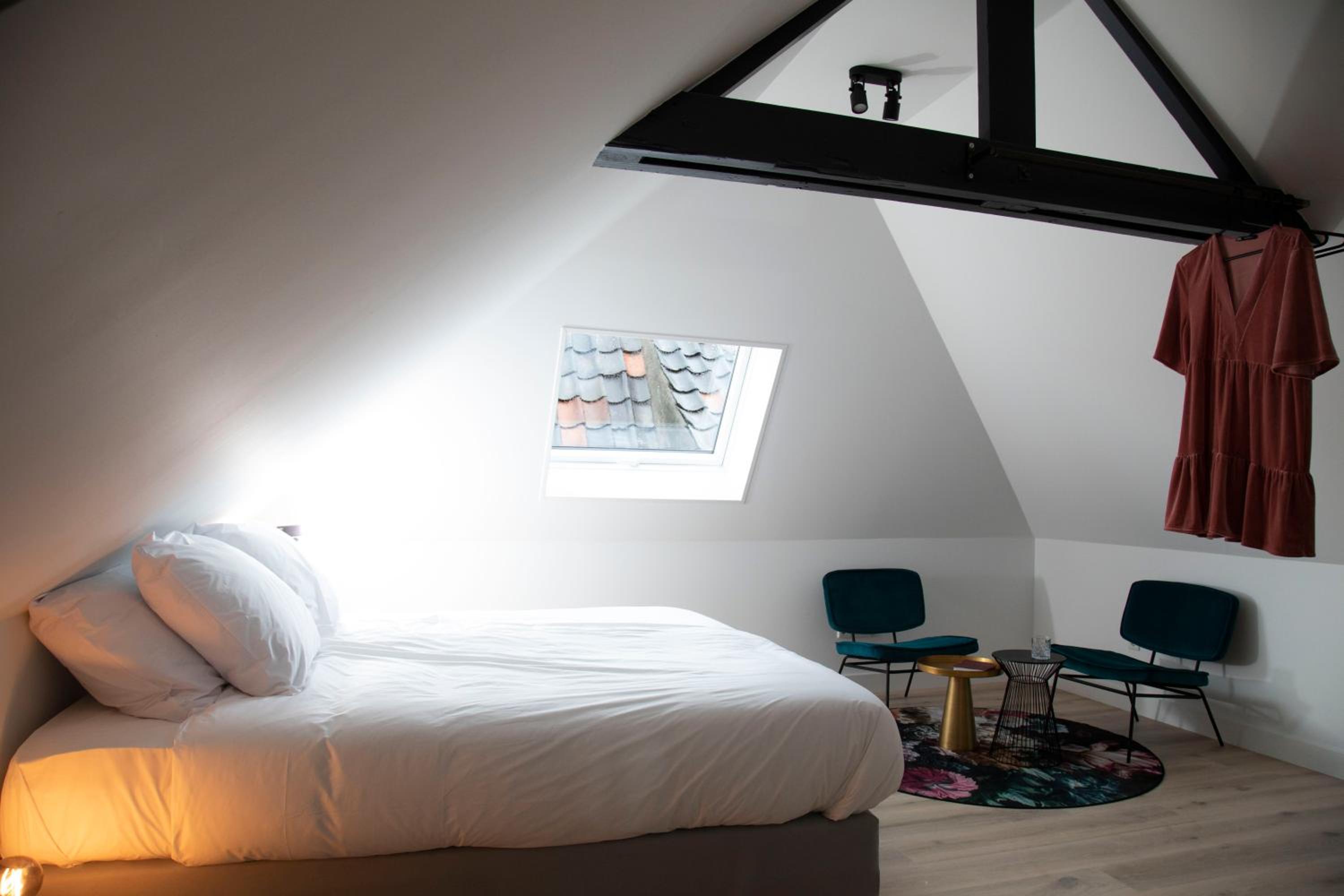 Double or Twin Room with City View - Photo 3