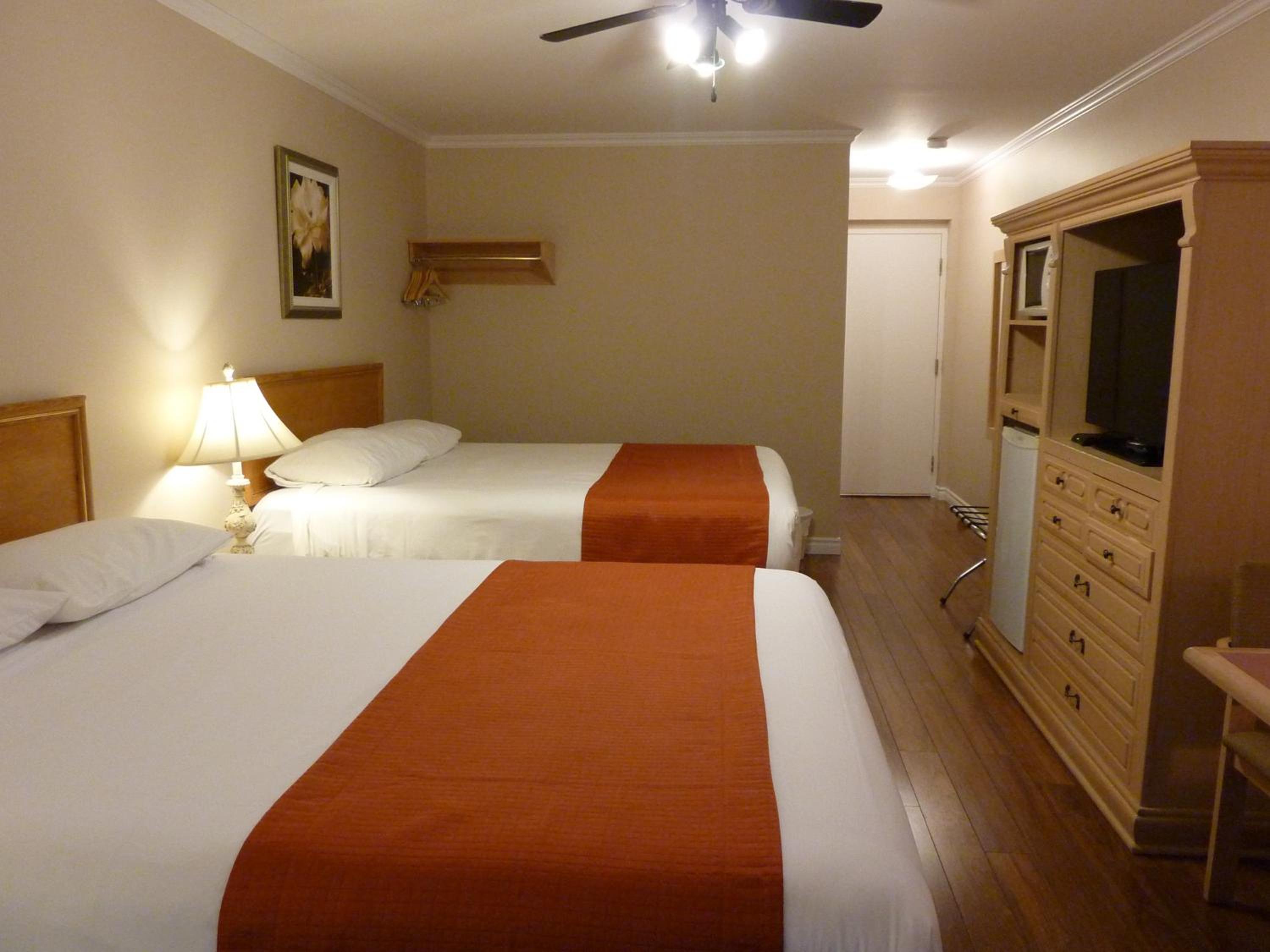 Queen Room with Two Queen Beds photo 3