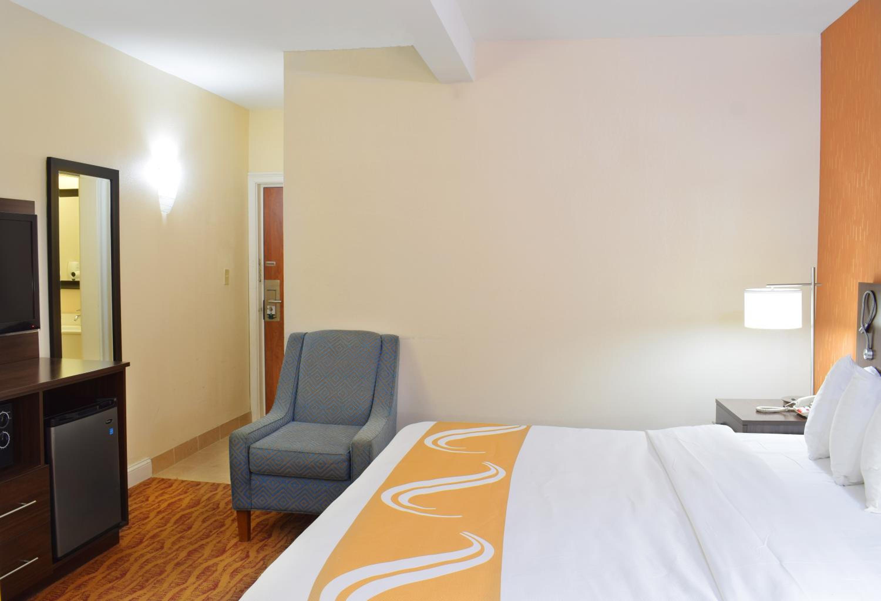 Queen Room with Two Queen Beds - Non-Smoking photo 1