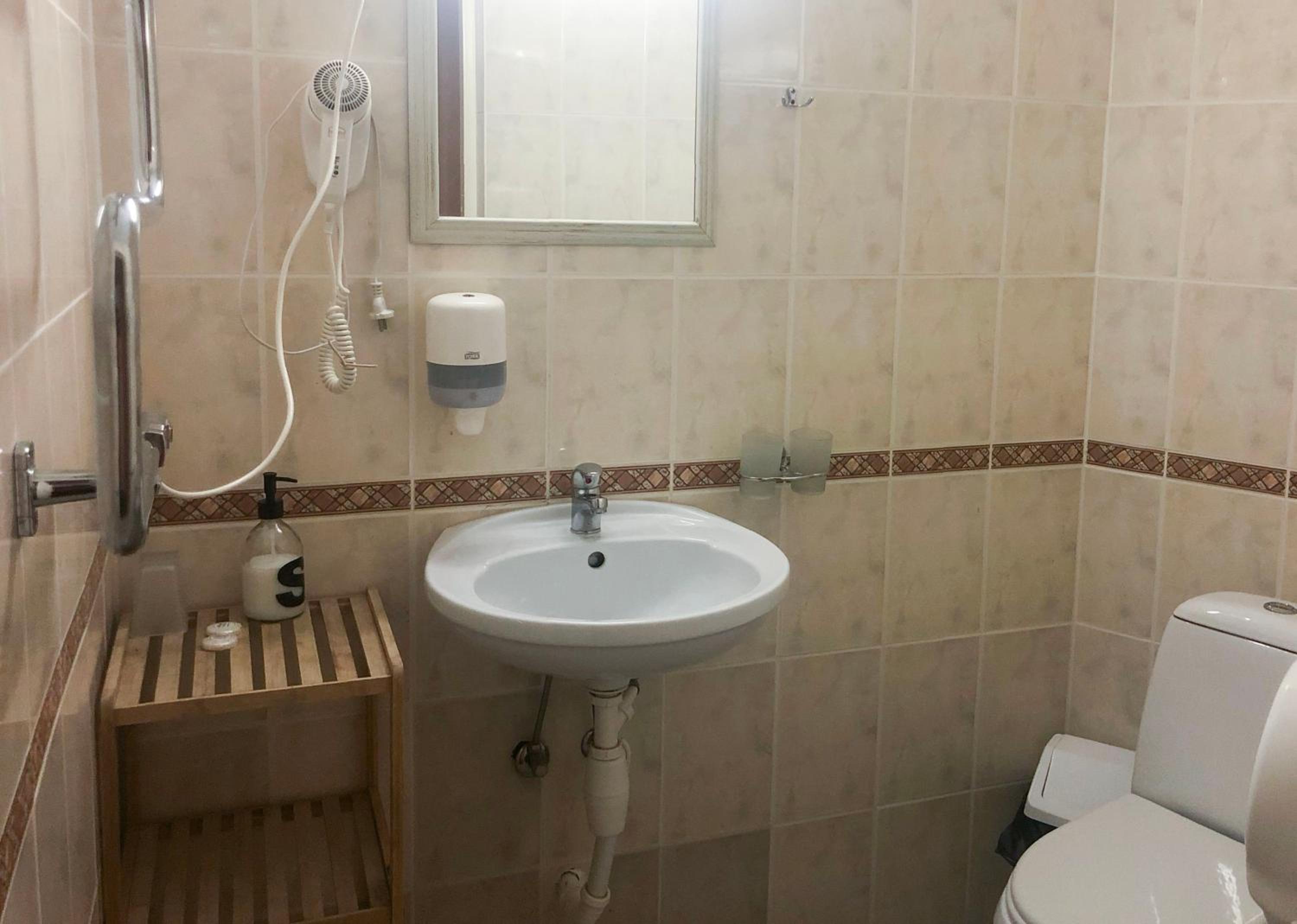 Deluxe Suite - Photo 6