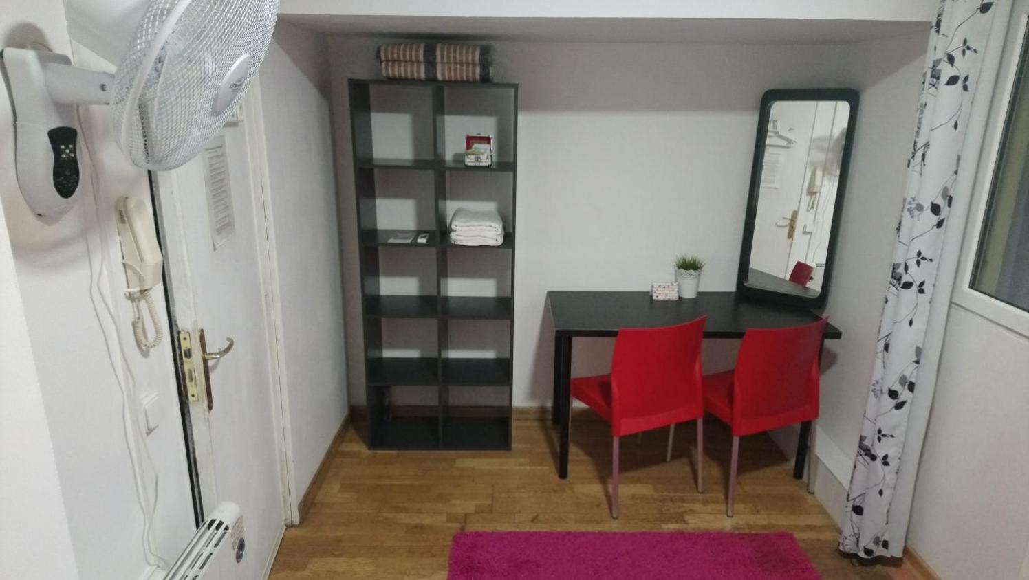 Basic Double Room With Shared Bathroom photo 3