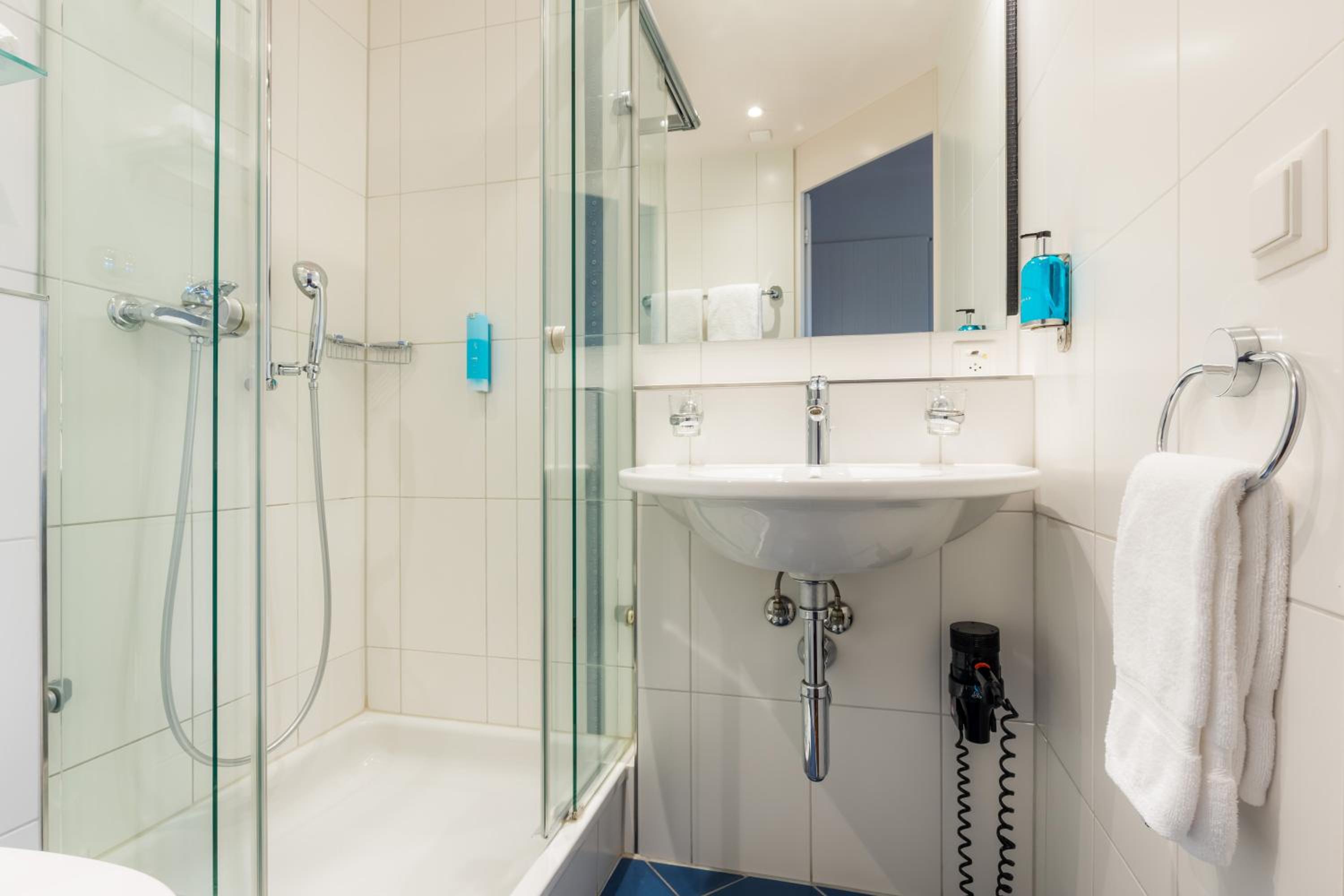 Double room facing the Chapel Bridge 14m2 - Photo 5