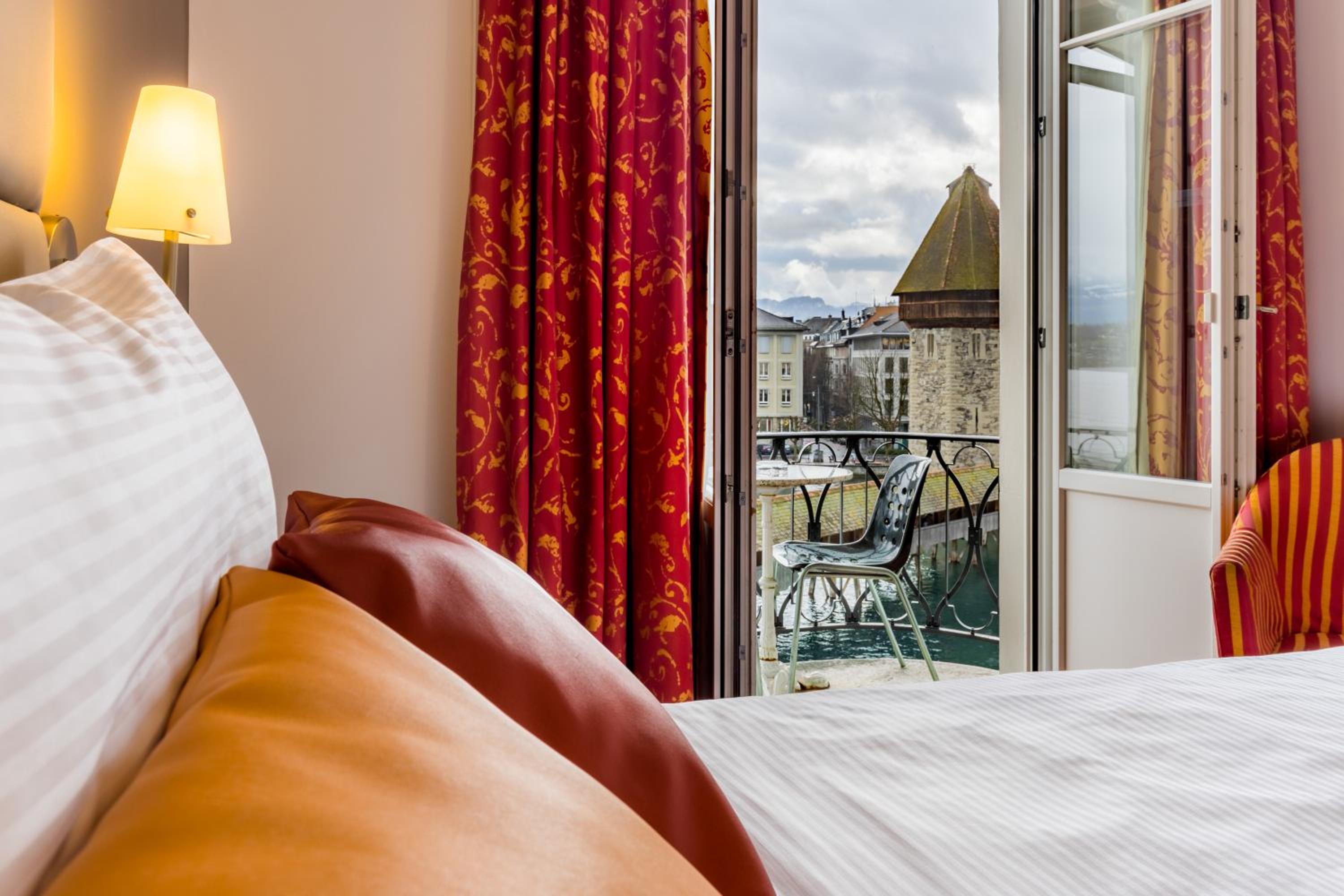 Double room facing the Chapel Bridge and balcony 12m2 - Photo 2