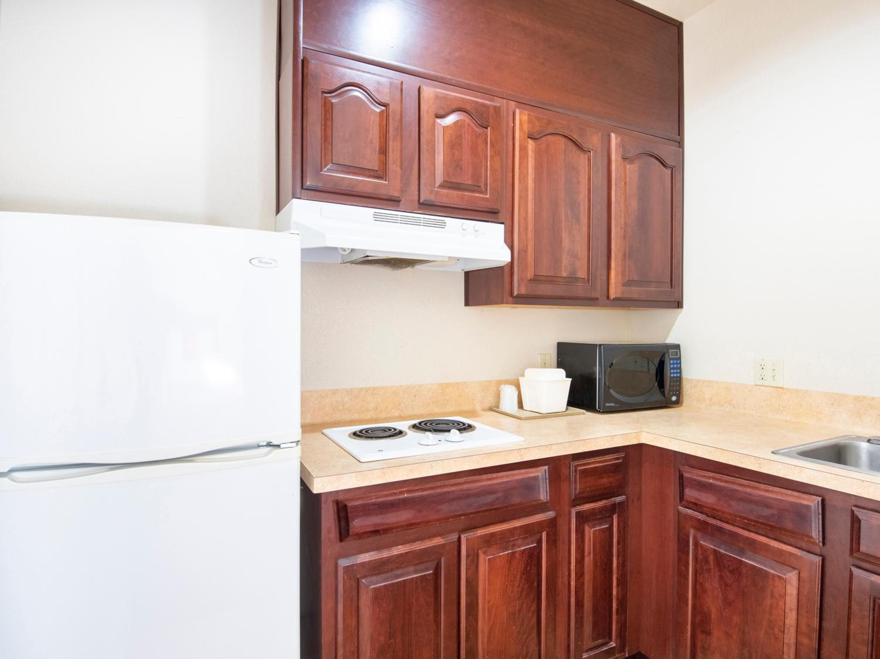 Premium 2 Queen Bed with Kitchenette - Photo 5