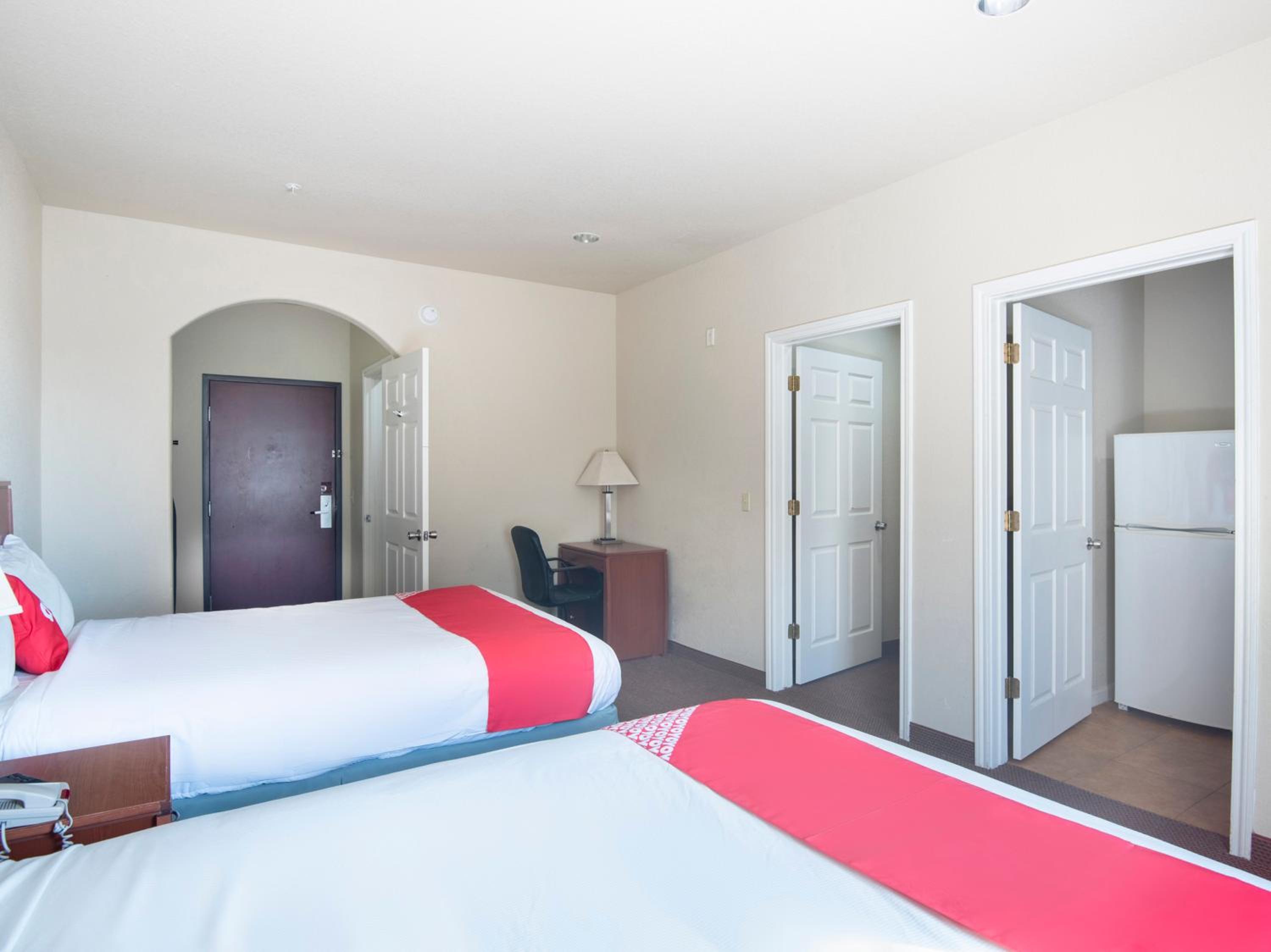 Premium 2 Queen Bed with Kitchenette - Photo 3