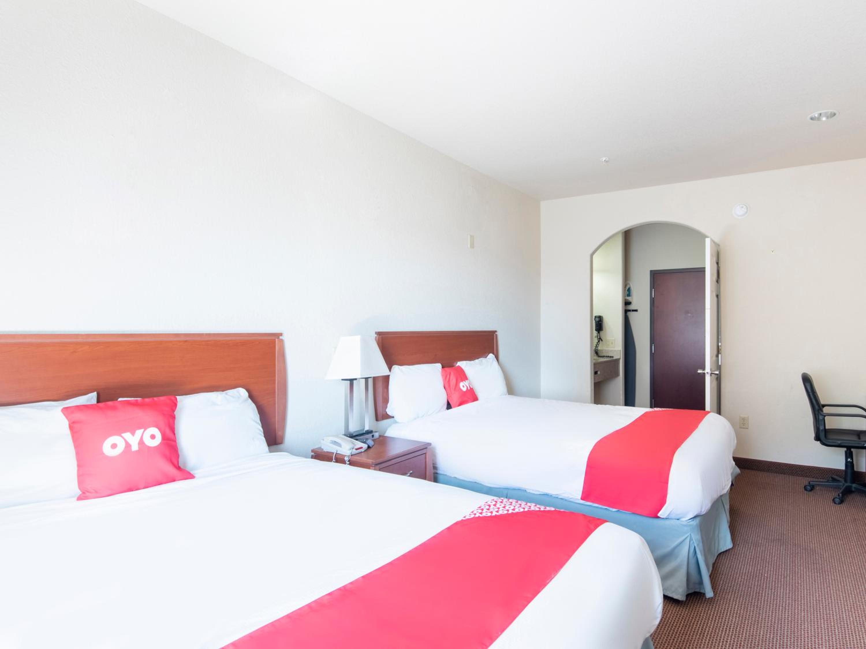 Premium 2 Queen Bed with Kitchenette - Photo 7