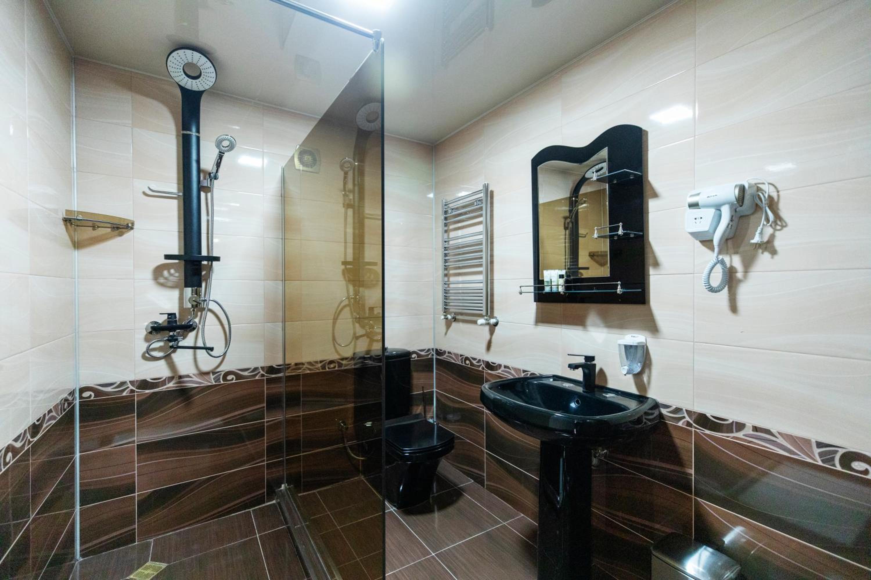 Executive Suite - Photo 6