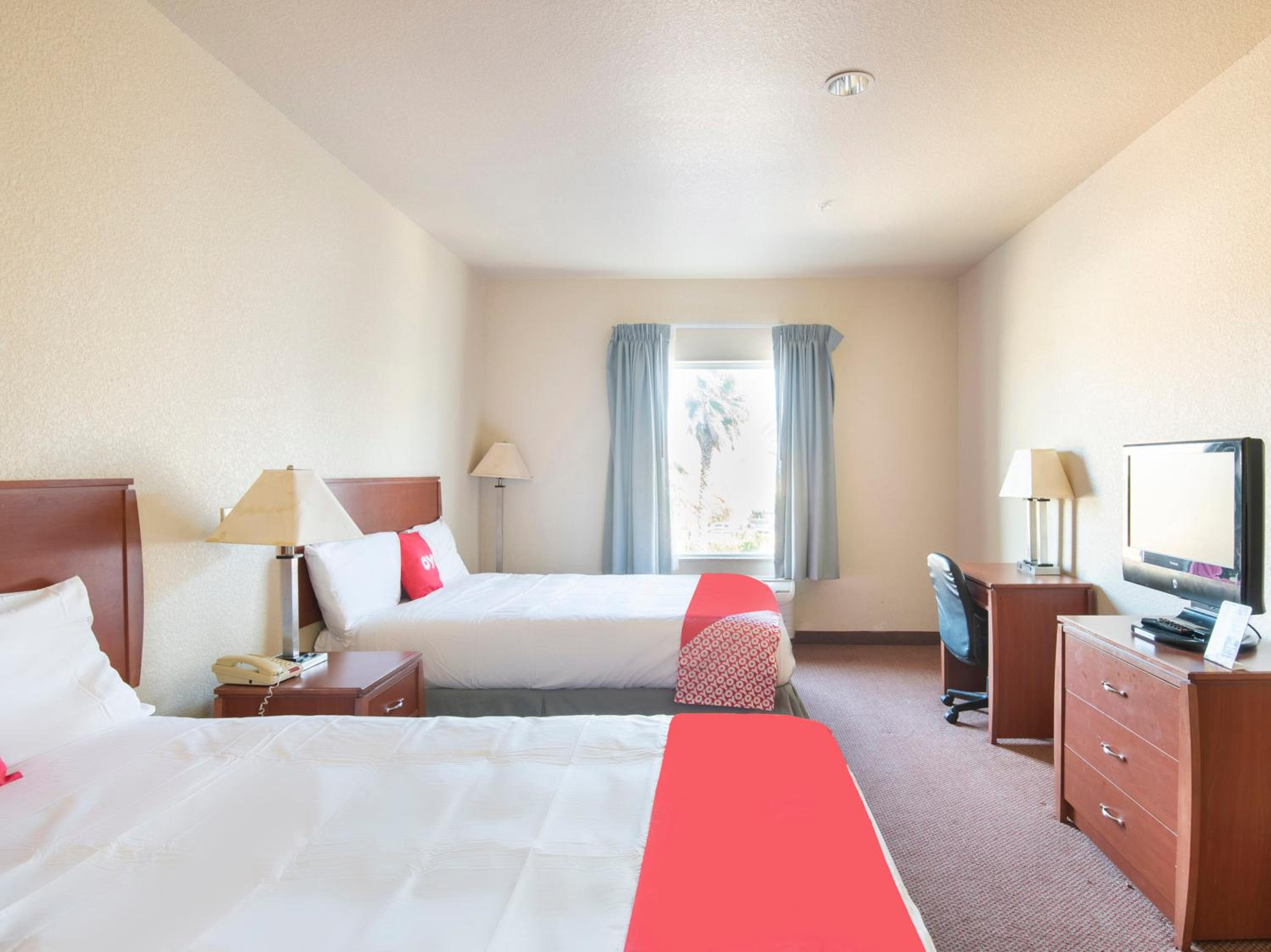 Queen Room with Two Queen Beds - Disability Access - Photo 3