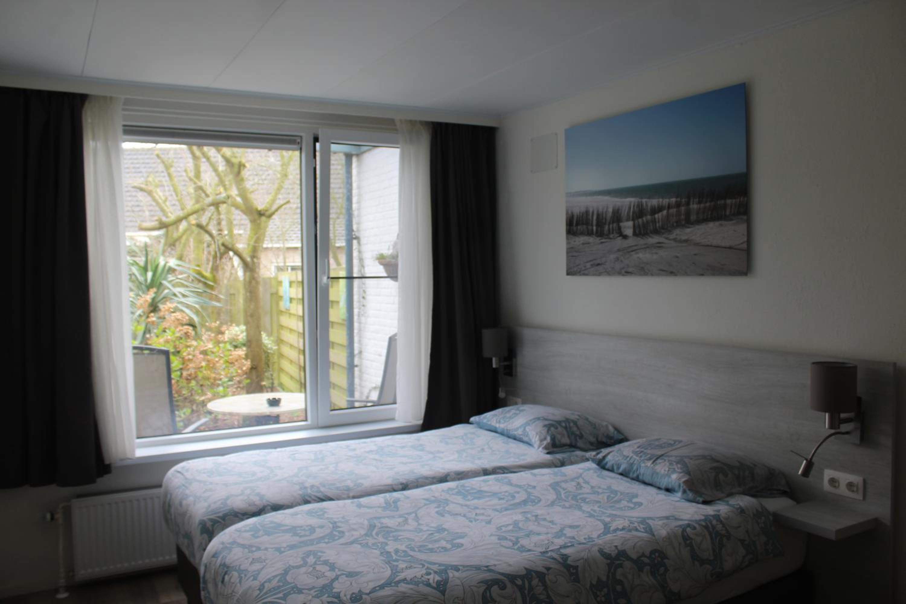 Twin Room with Private Bathroom photo 2