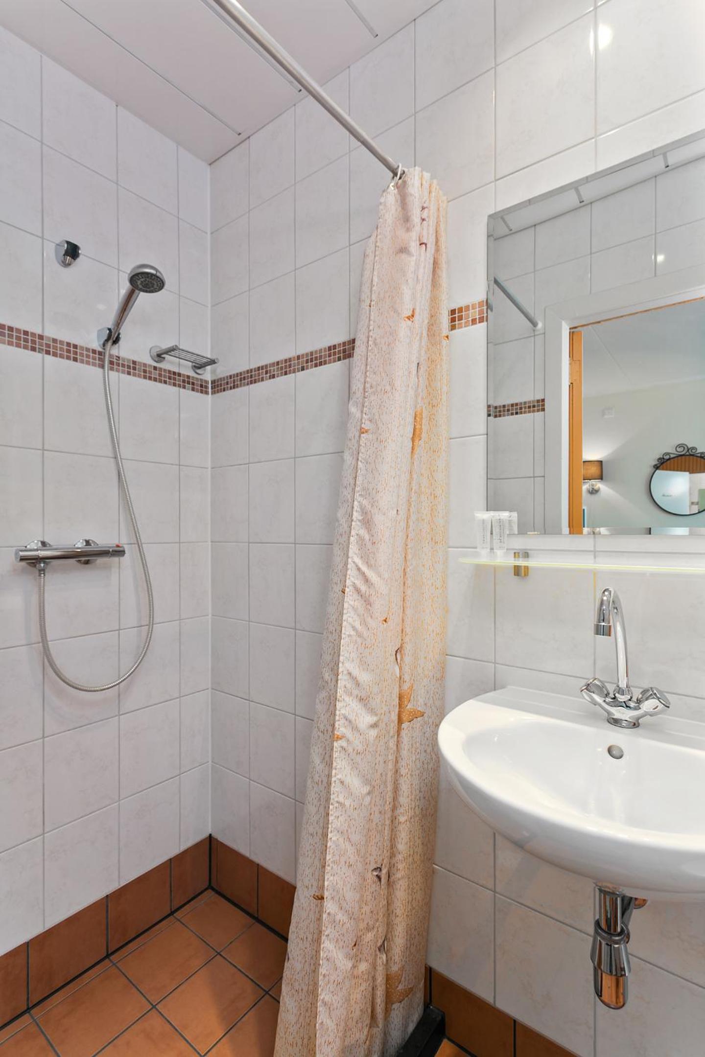 Twin Room with Private Bathroom photo 3